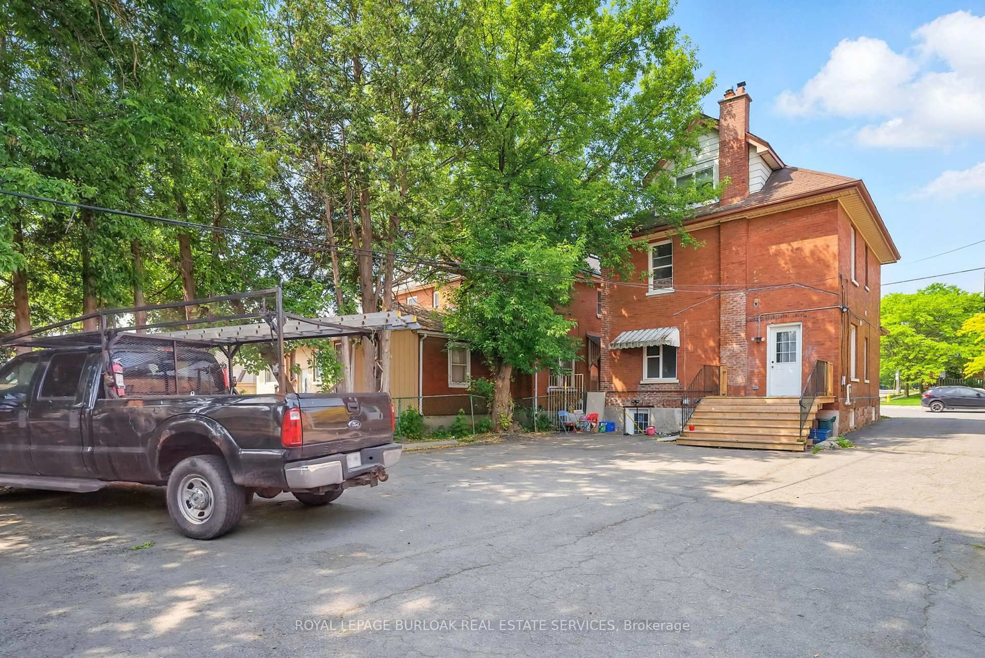 A pic from outside/outdoor area/front of a property/back of a property/a pic from drone, street for 191 Simcoe St, Oshawa Ontario L1H 4H2