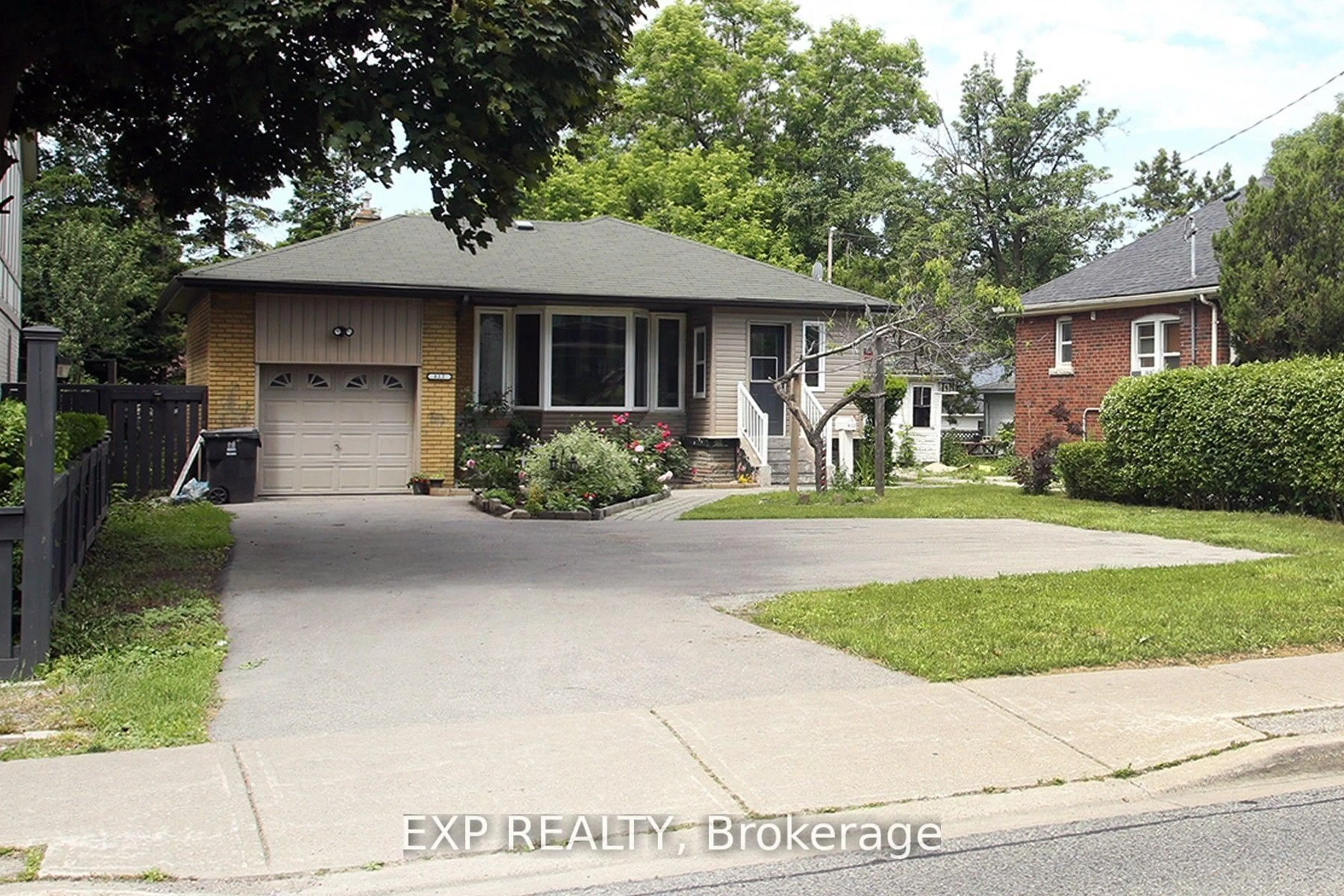 Home with brick exterior material, street for 812 Kennedy Rd, Toronto Ontario M1K 2C8