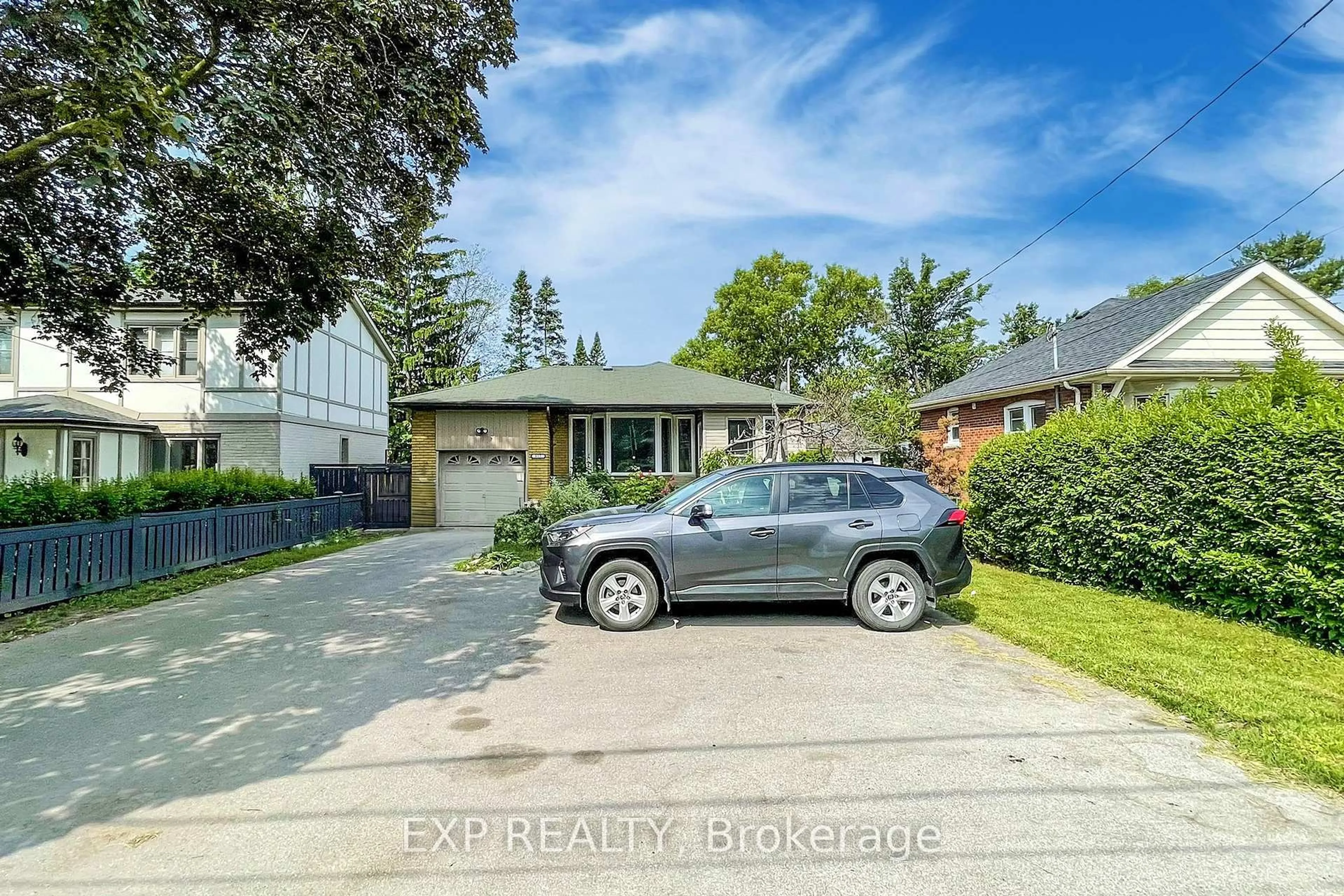 A pic from outside/outdoor area/front of a property/back of a property/a pic from drone, street for 812 Kennedy Rd, Toronto Ontario M1K 2C8