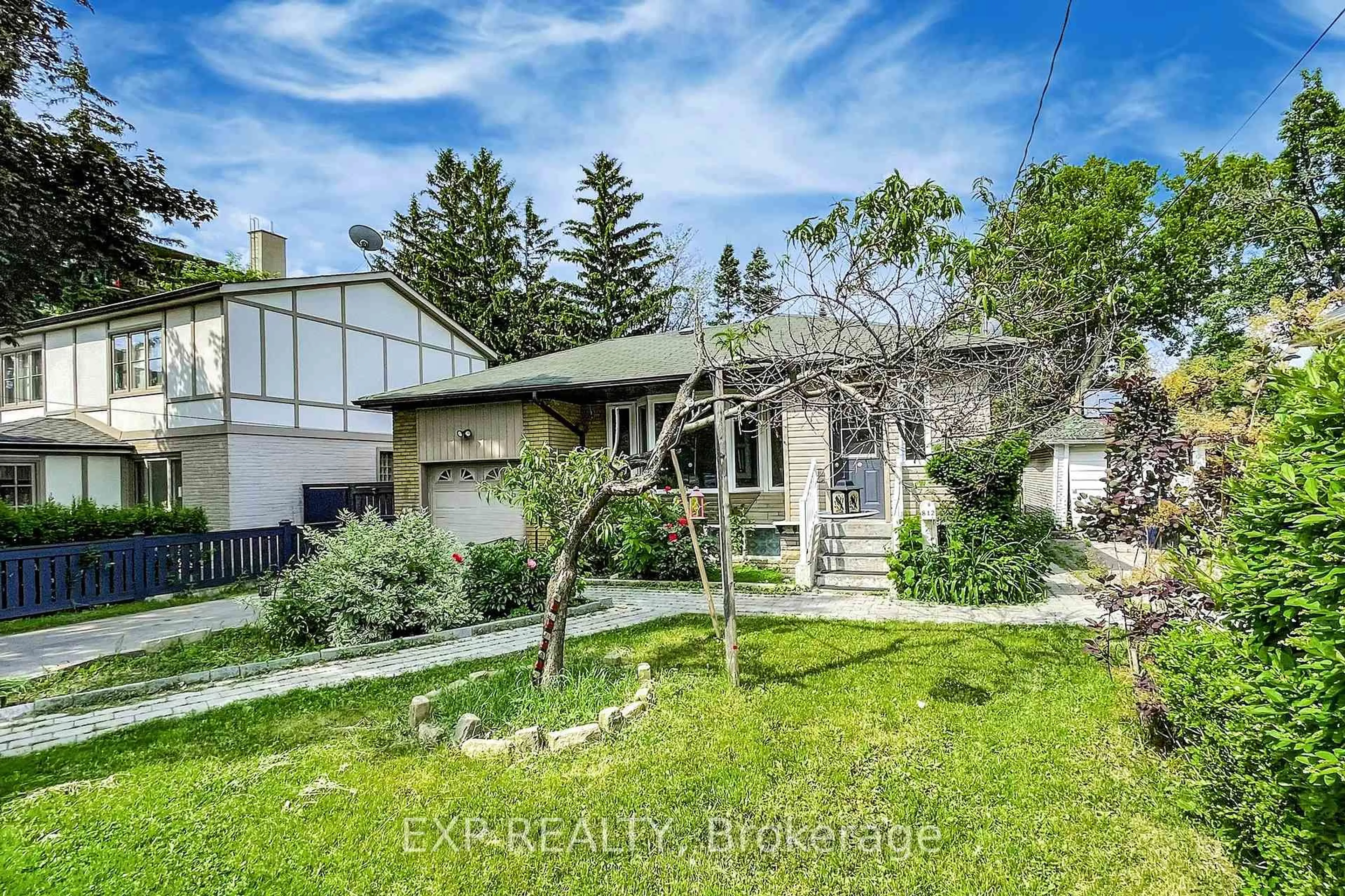 A pic from outside/outdoor area/front of a property/back of a property/a pic from drone, street for 812 Kennedy Rd, Toronto Ontario M1K 2C8