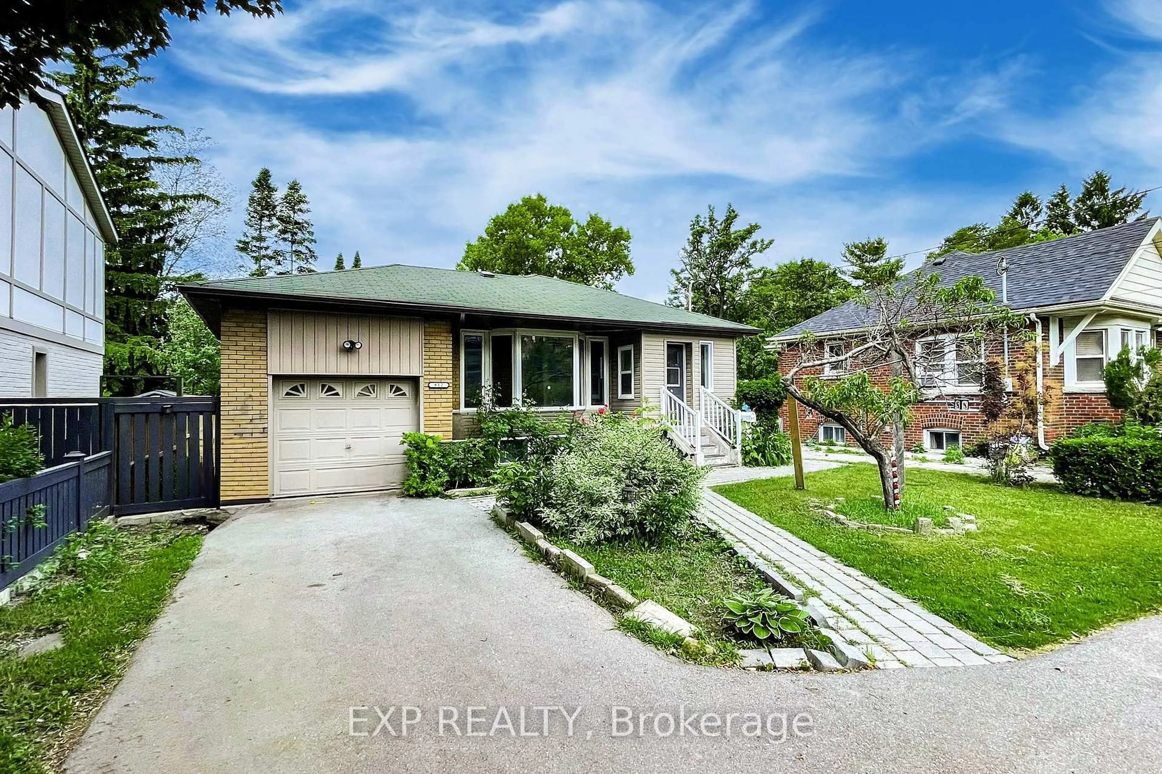 A pic from outside/outdoor area/front of a property/back of a property/a pic from drone, street for 812 Kennedy Rd, Toronto Ontario M1K 2C8