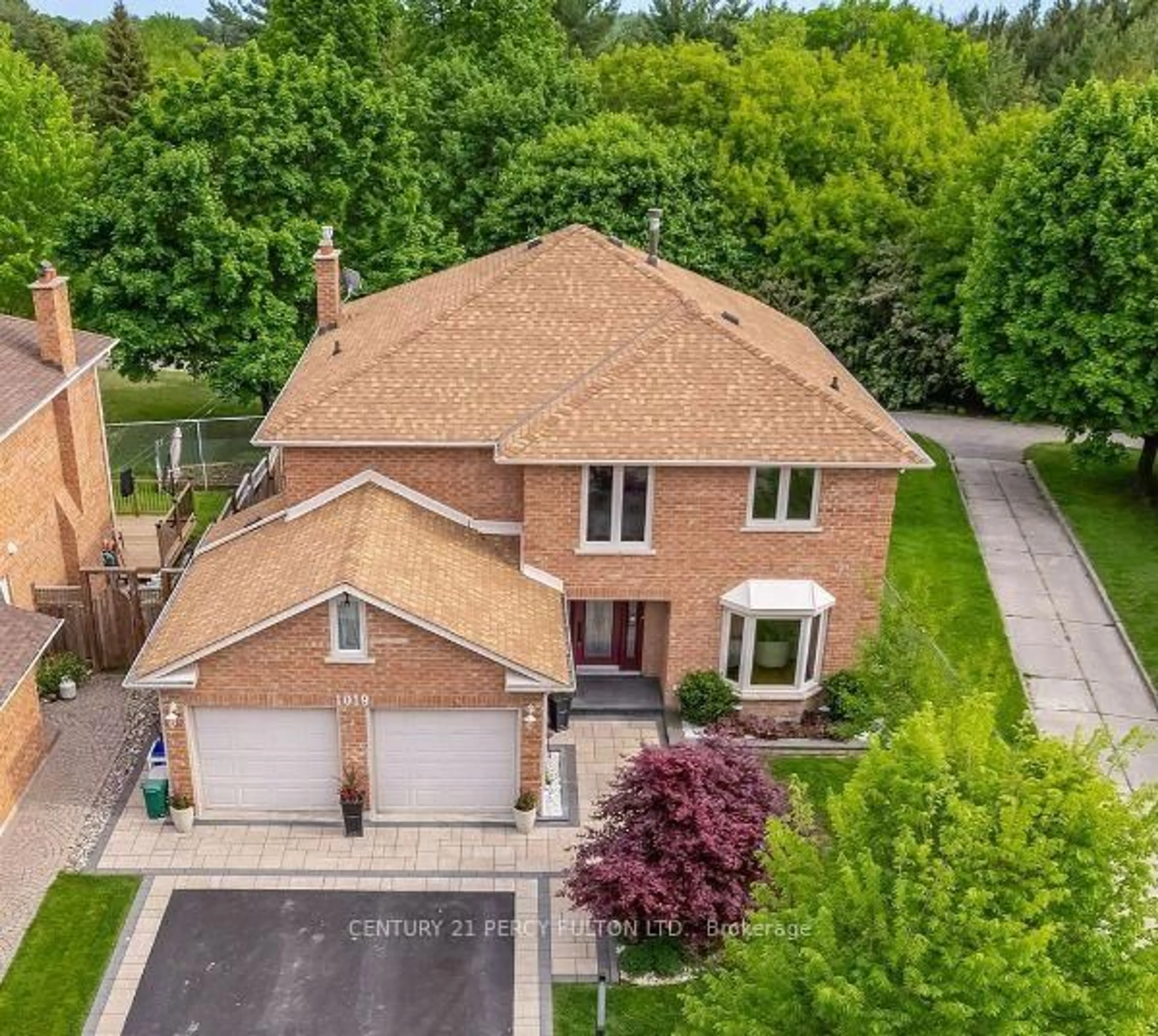 A pic from outside/outdoor area/front of a property/back of a property/a pic from drone, street for 1019 Sherman Cres, Pickering Ontario L1X 1P4