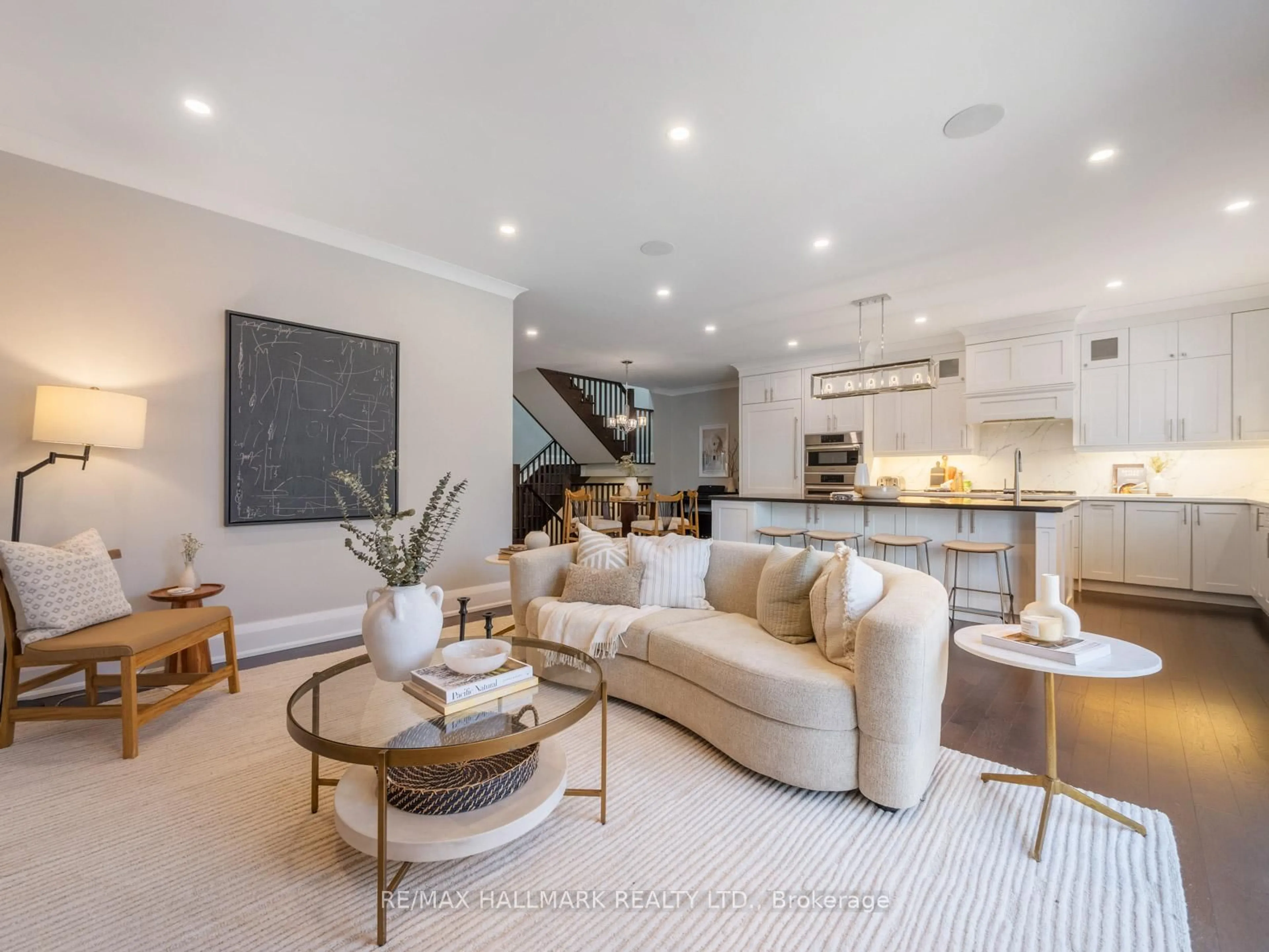Living room with furniture, unknown for 14 Elmview Dr, Toronto Ontario M1N 2W4