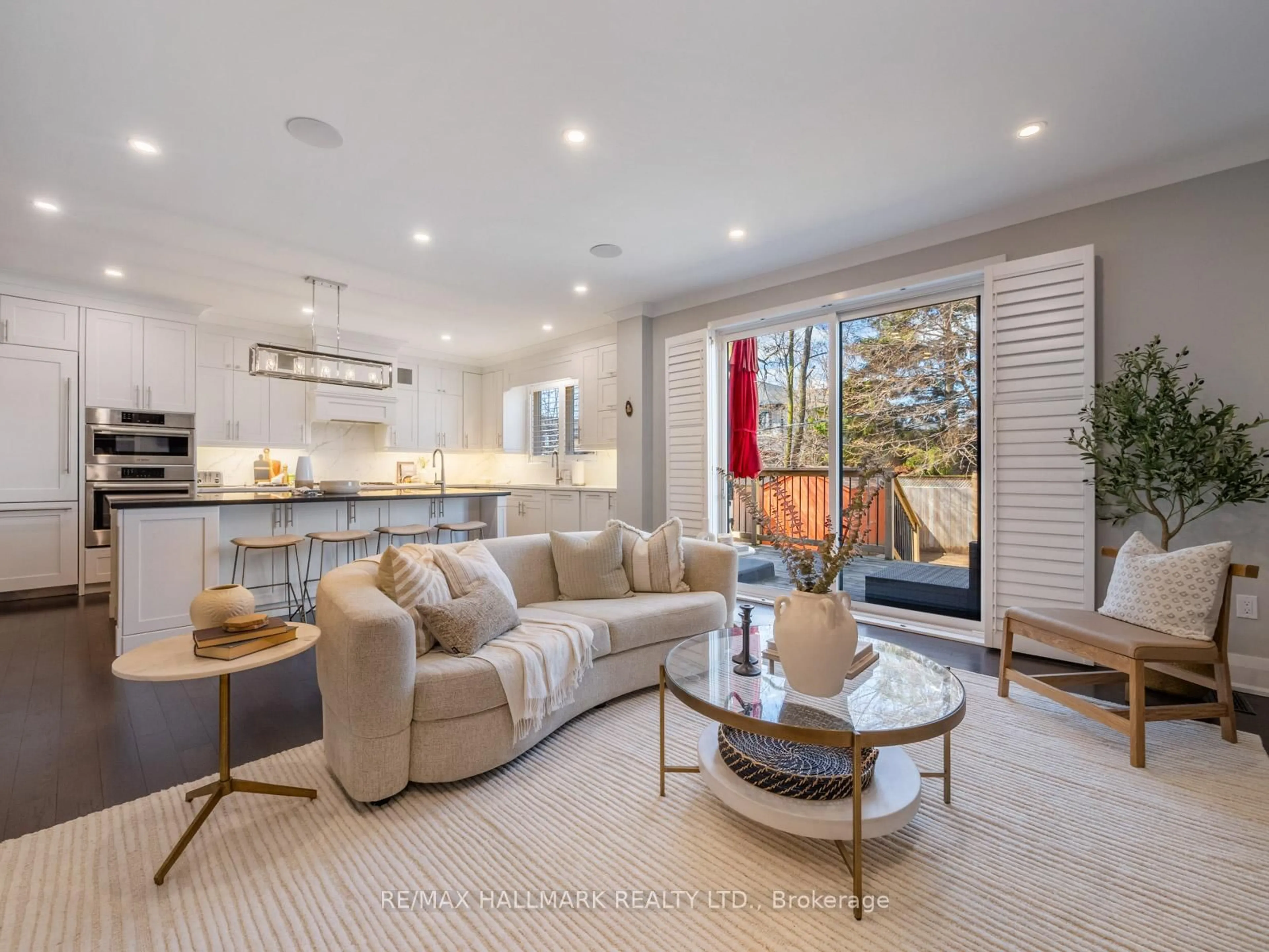 Living room with furniture, unknown for 14 Elmview Dr, Toronto Ontario M1N 2W4