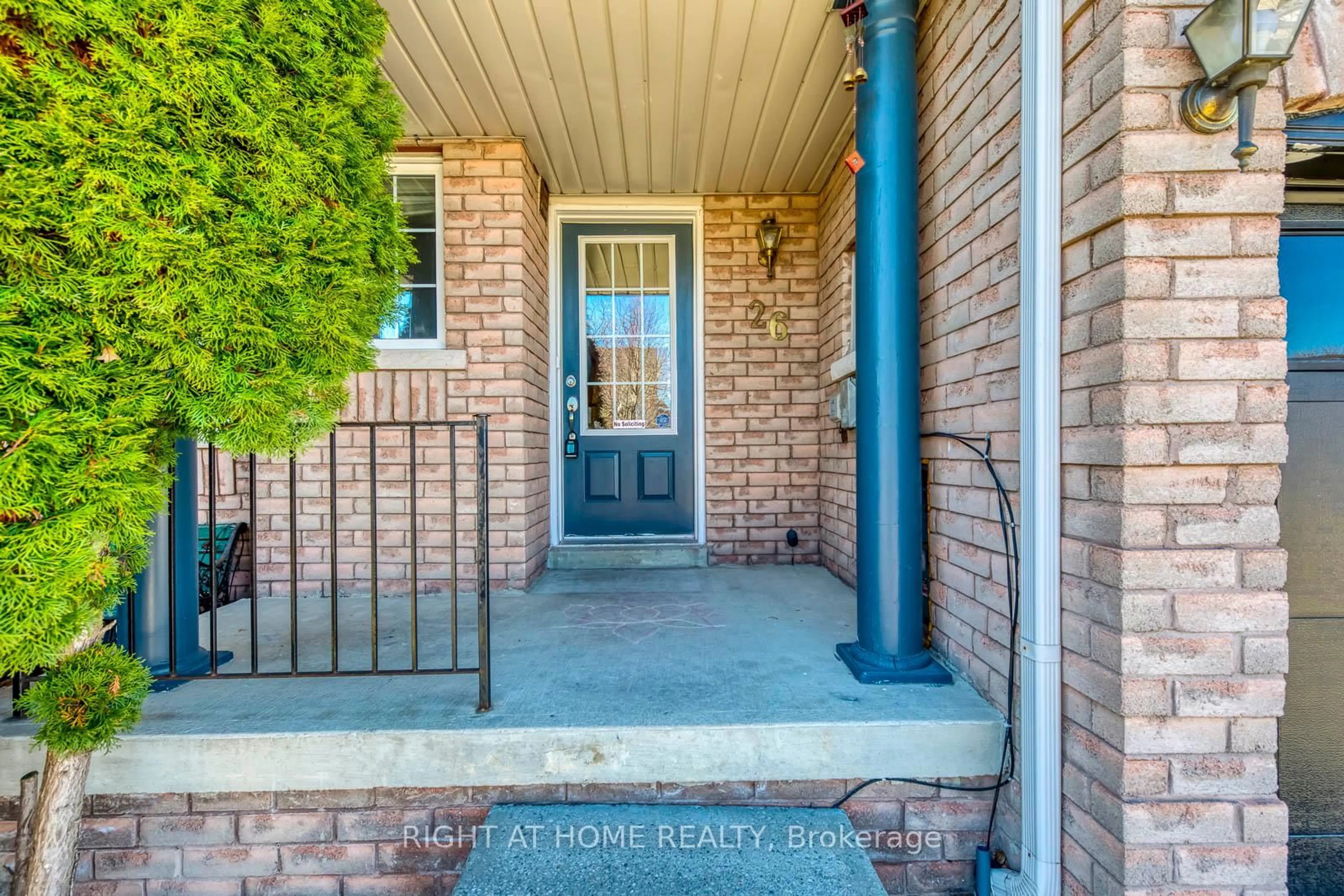 Indoor entryway for 26 Oglevie Dr, Whitby Ontario L1R 2Y4