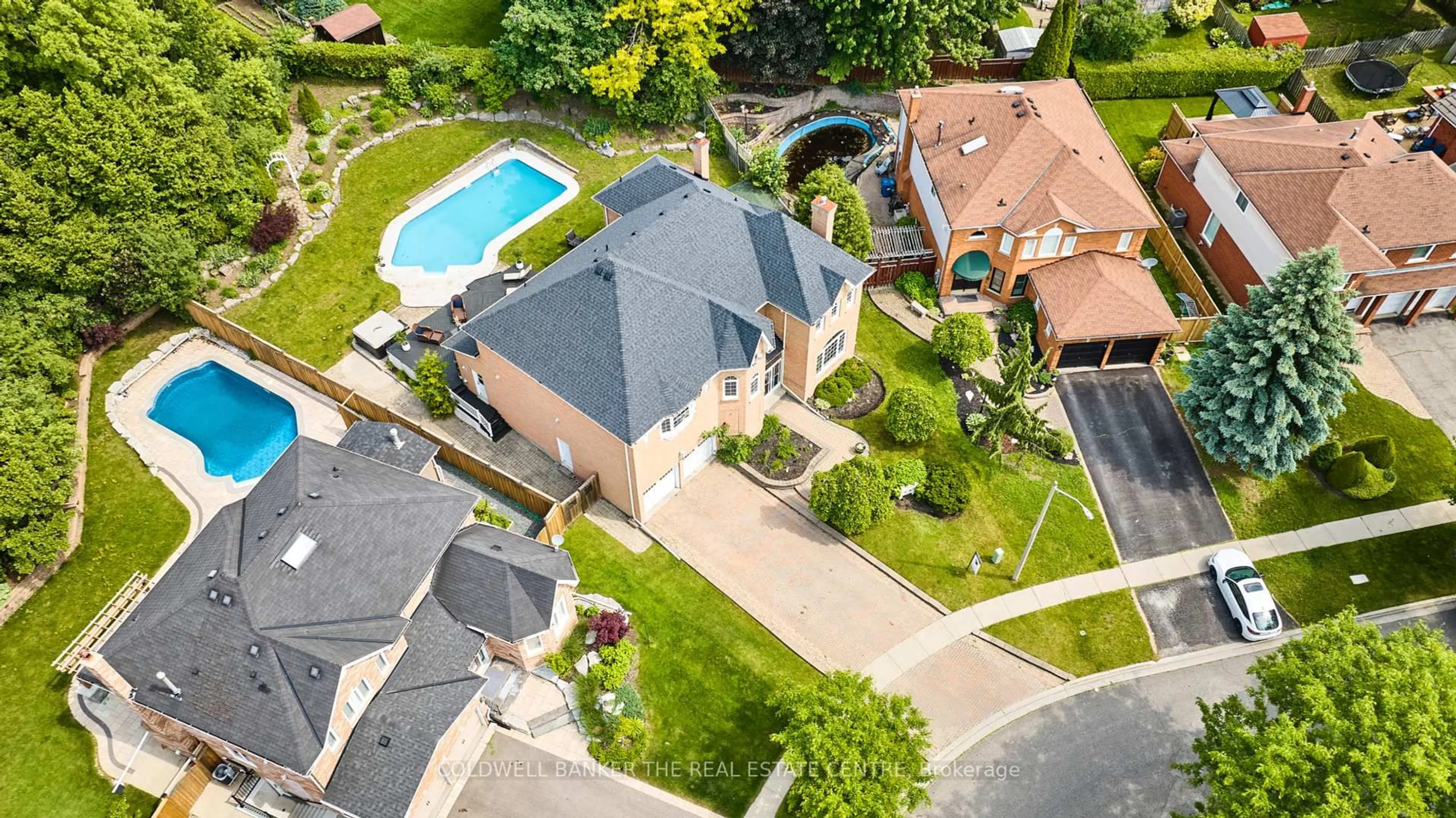 A pic from outside/outdoor area/front of a property/back of a property/a pic from drone, street for 1056 Stone Cottage Cres, Oshawa Ontario L1K 1Z4