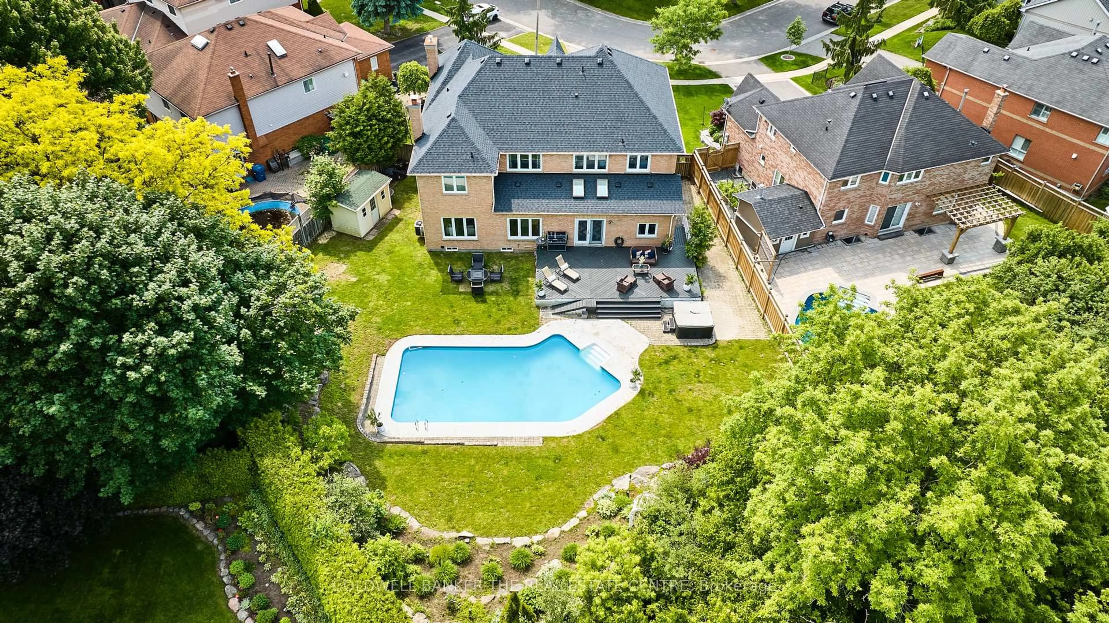 A pic from outside/outdoor area/front of a property/back of a property/a pic from drone, street for 1056 Stone Cottage Cres, Oshawa Ontario L1K 1Z4