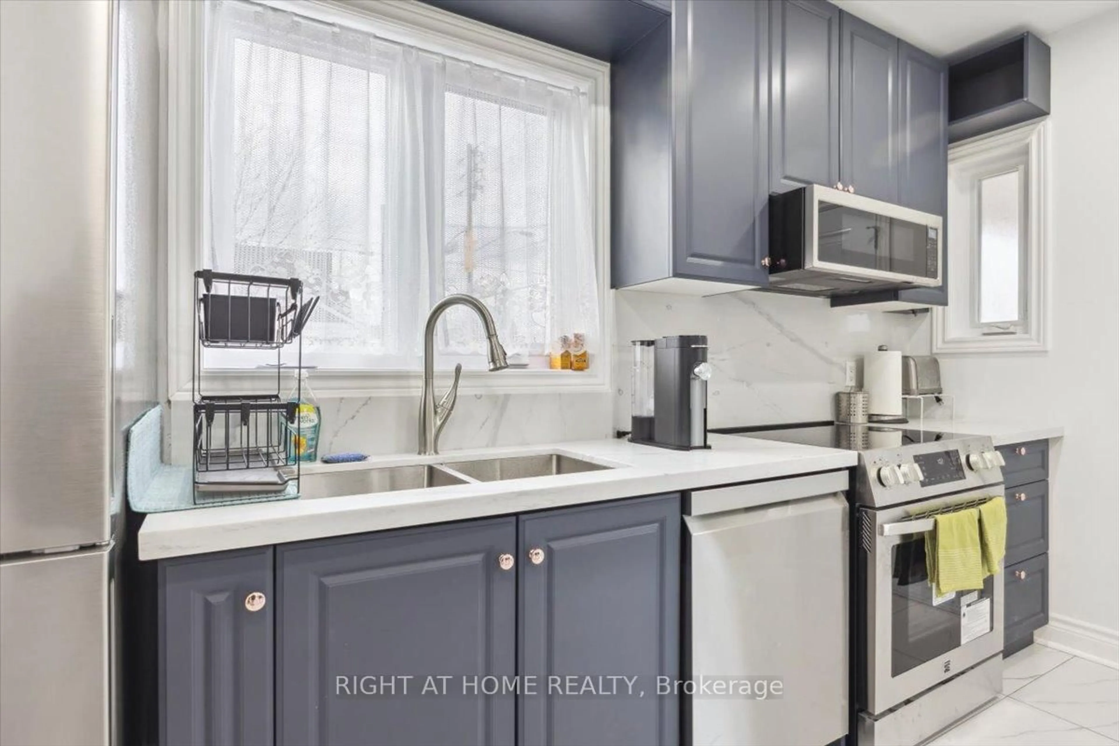 Unknown for 887 Cosburn Ave, Toronto Ontario M4C 2W5