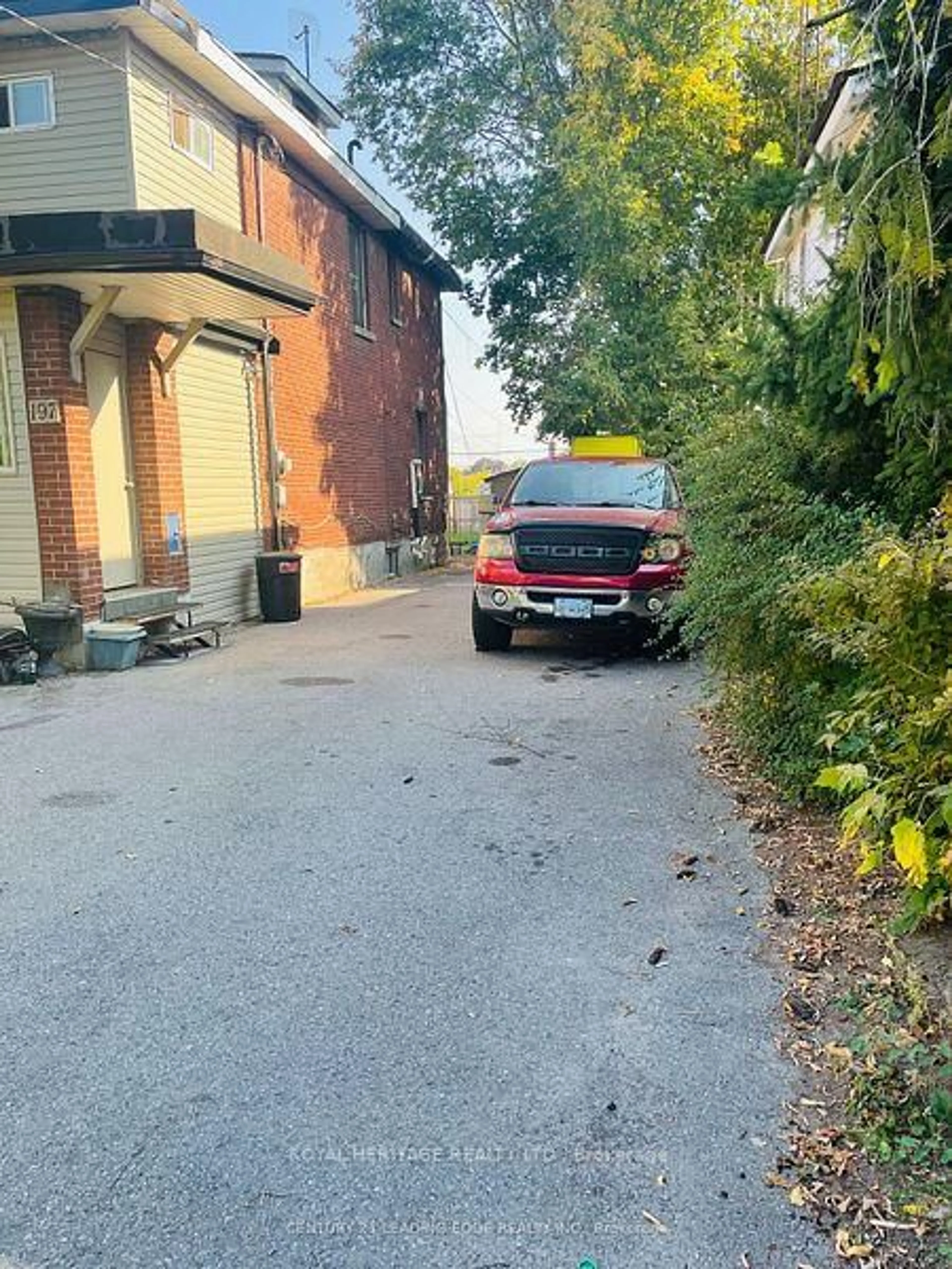 A pic from outside/outdoor area/front of a property/back of a property/a pic from drone, street for 197 Verdun Rd, Oshawa Ontario L1H 5T1