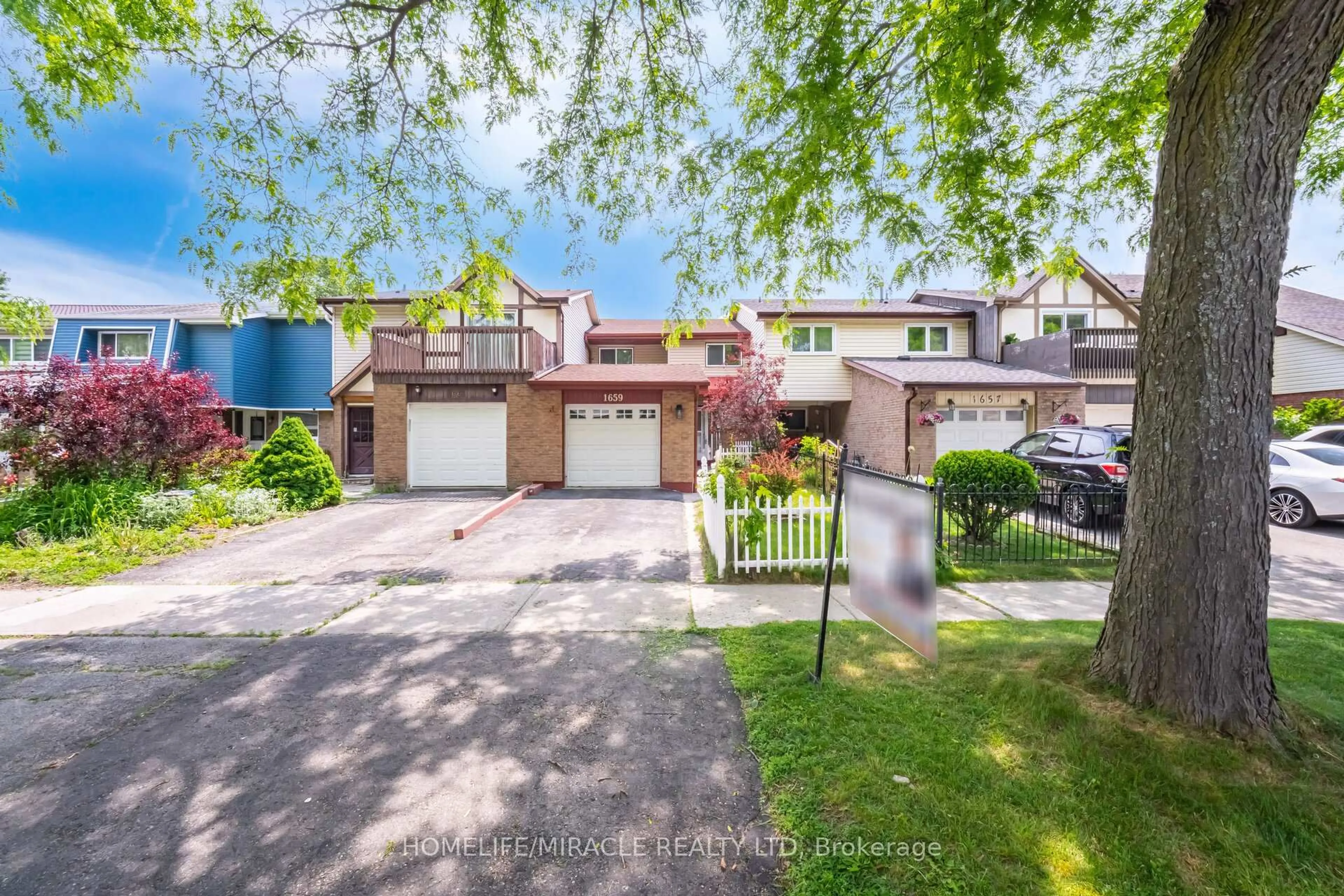 A pic from outside/outdoor area/front of a property/back of a property/a pic from drone, street for 1659 Dreyber Crt, Pickering Ontario L1V 3H8
