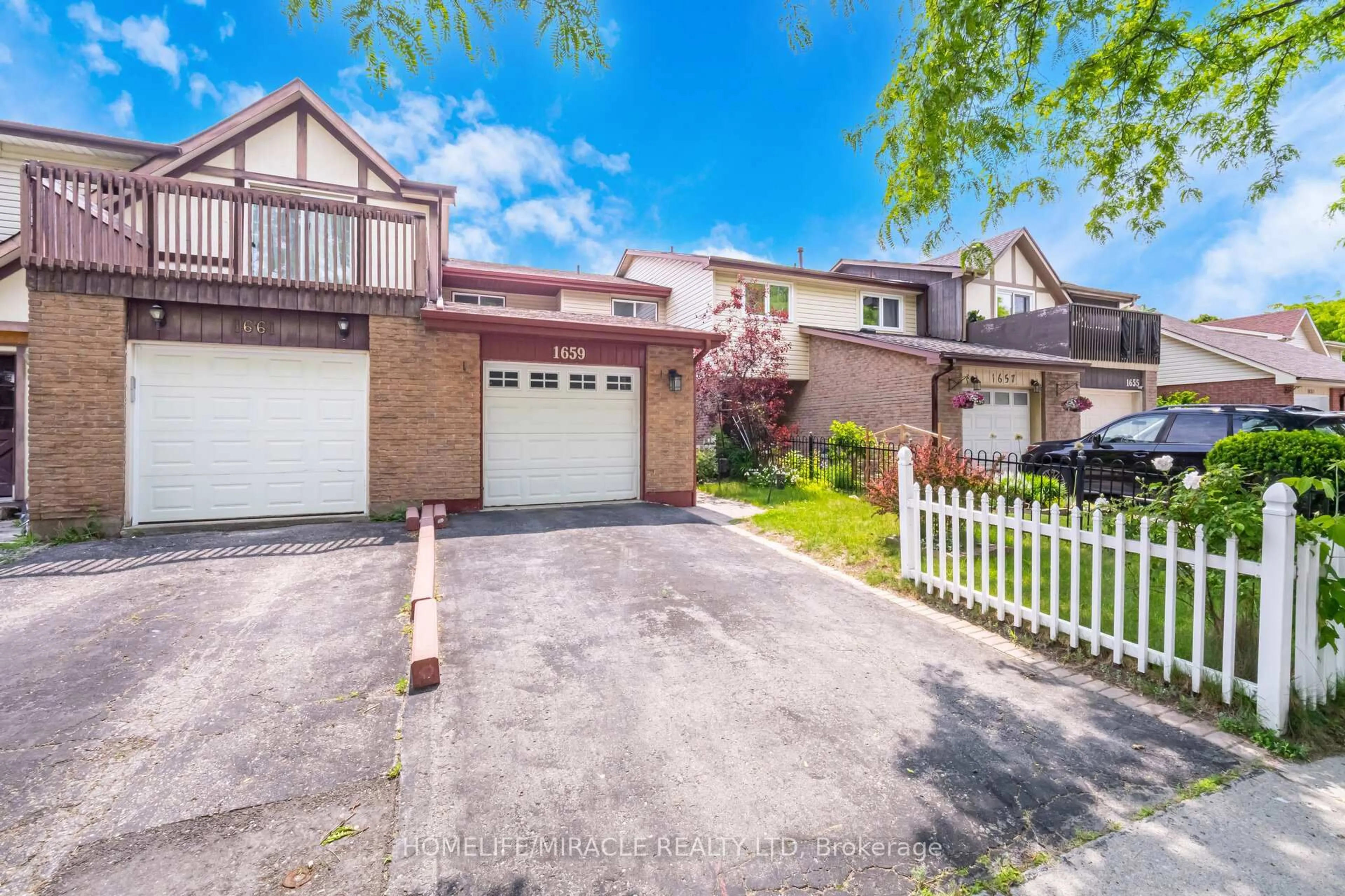 A pic from outside/outdoor area/front of a property/back of a property/a pic from drone, street for 1659 Dreyber Crt, Pickering Ontario L1V 3H8