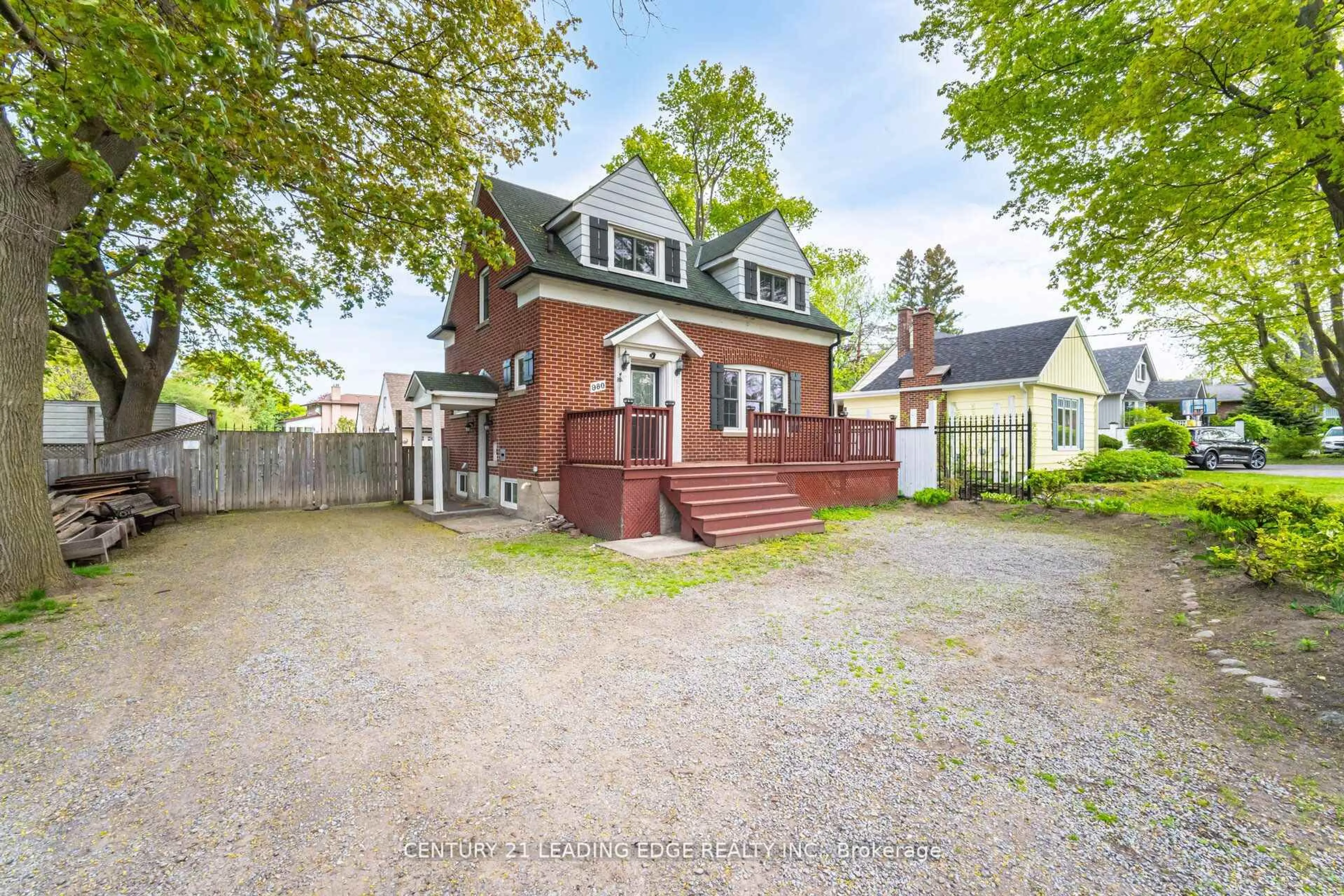 A pic from outside/outdoor area/front of a property/back of a property/a pic from drone, street for 980 King St, Oshawa Ontario L1H 1H2