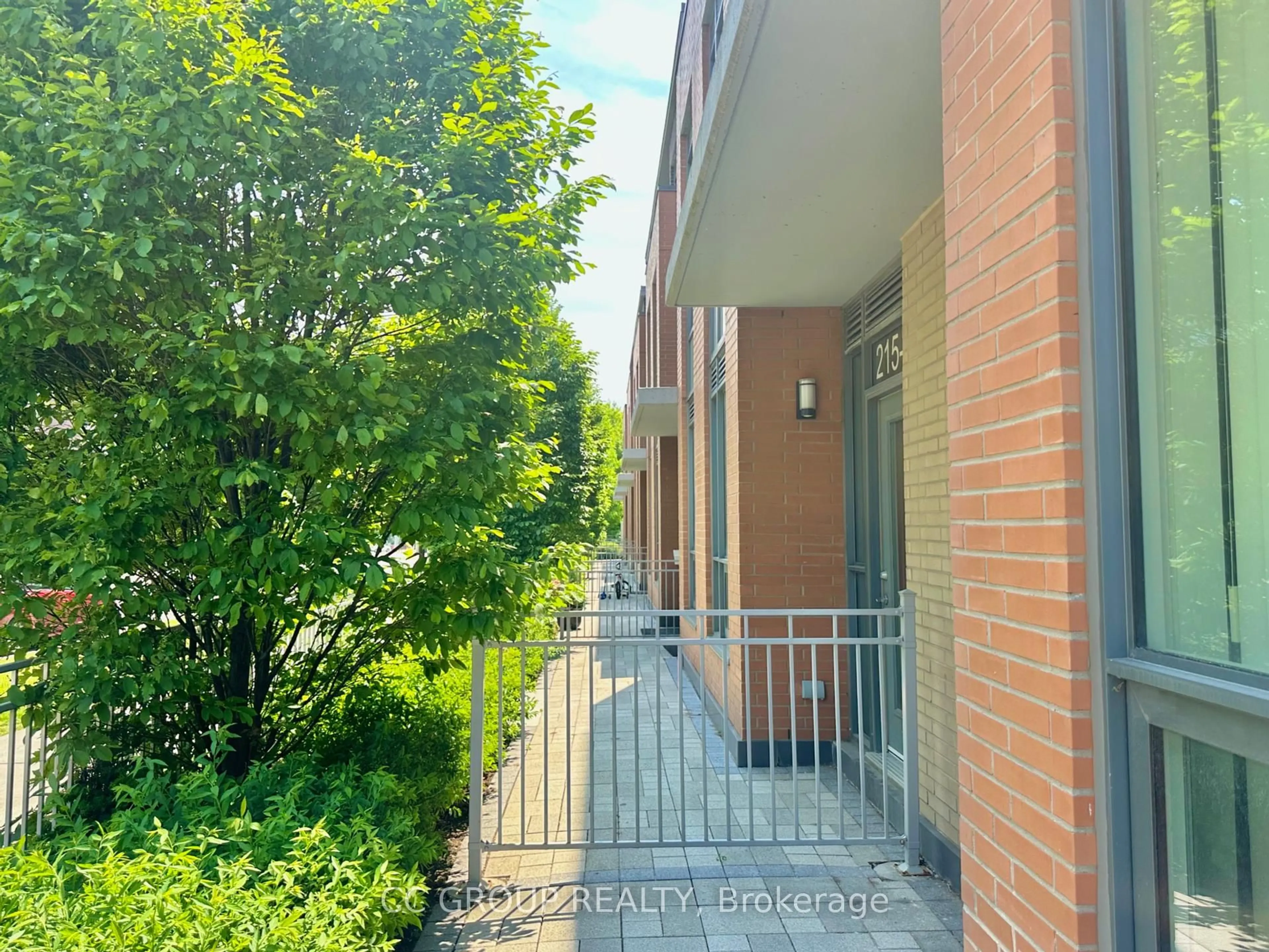 Unknown for 215 Bonis Ave #Th13, Toronto Ontario M1T 3W6