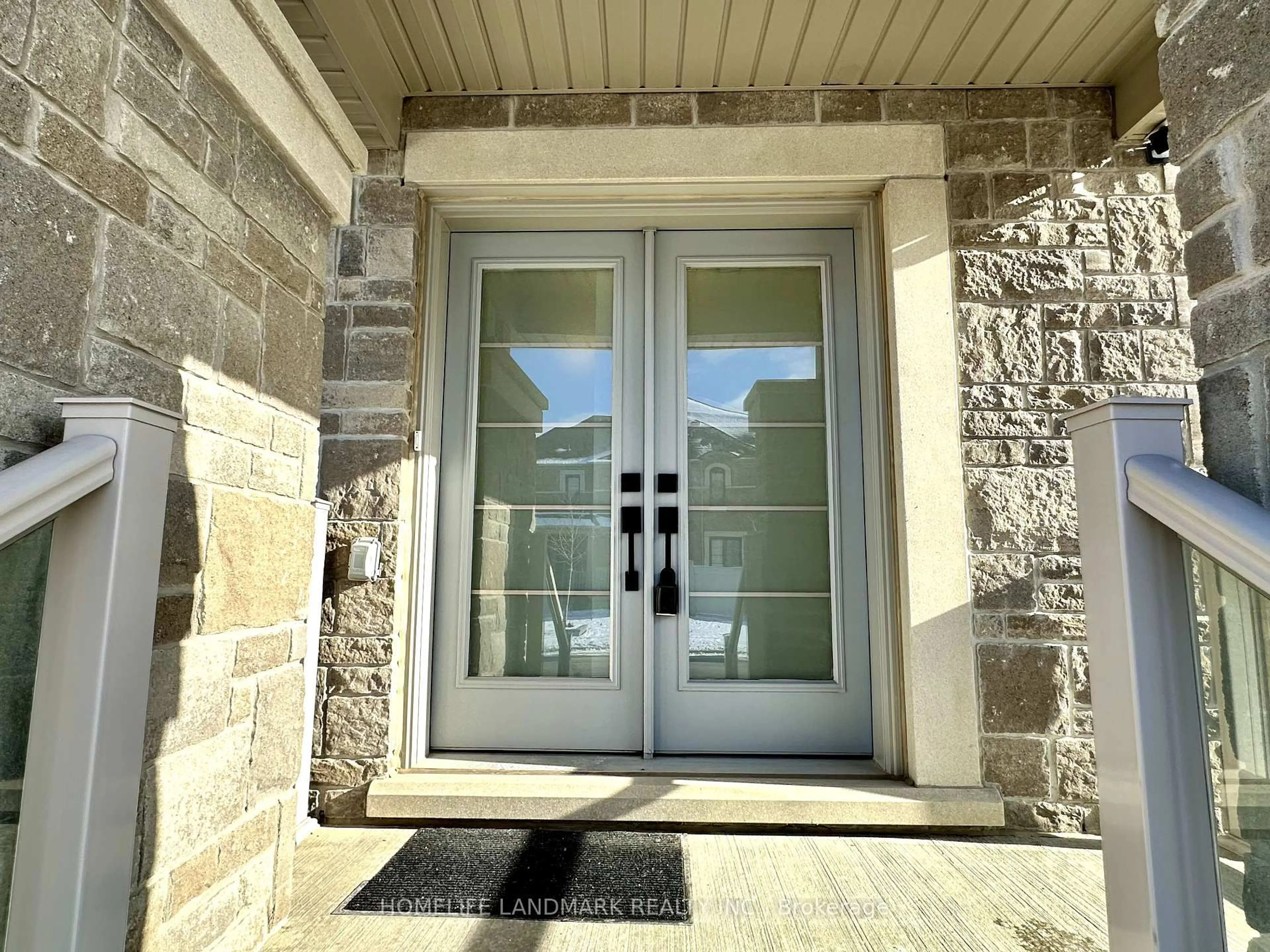 Indoor entryway for 37 Maskell Cres, Whitby Ontario L1P 0J6