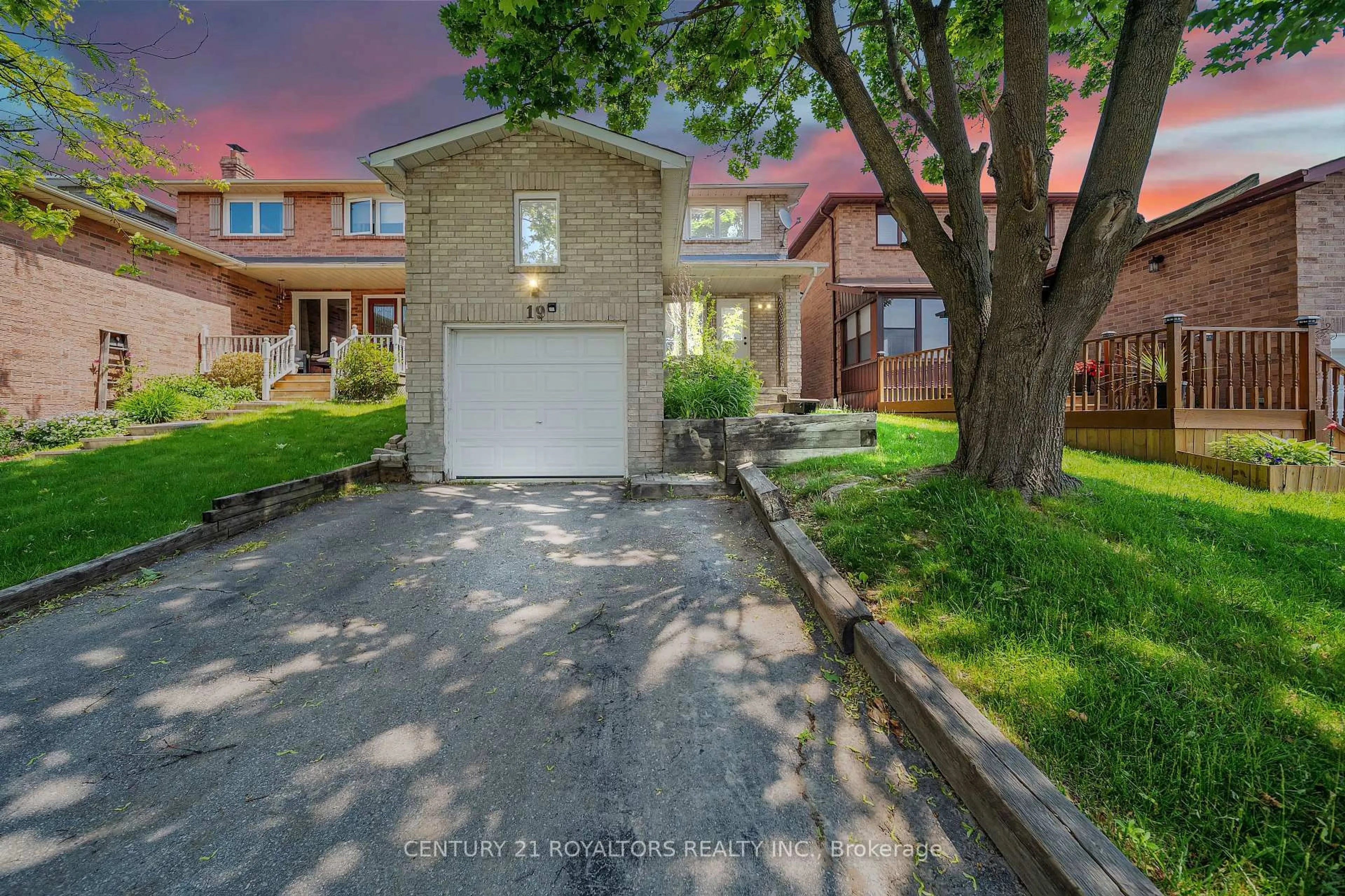 A pic from outside/outdoor area/front of a property/back of a property/a pic from drone, street for 19 Palmer Dr, Ajax Ontario L1S 5W9