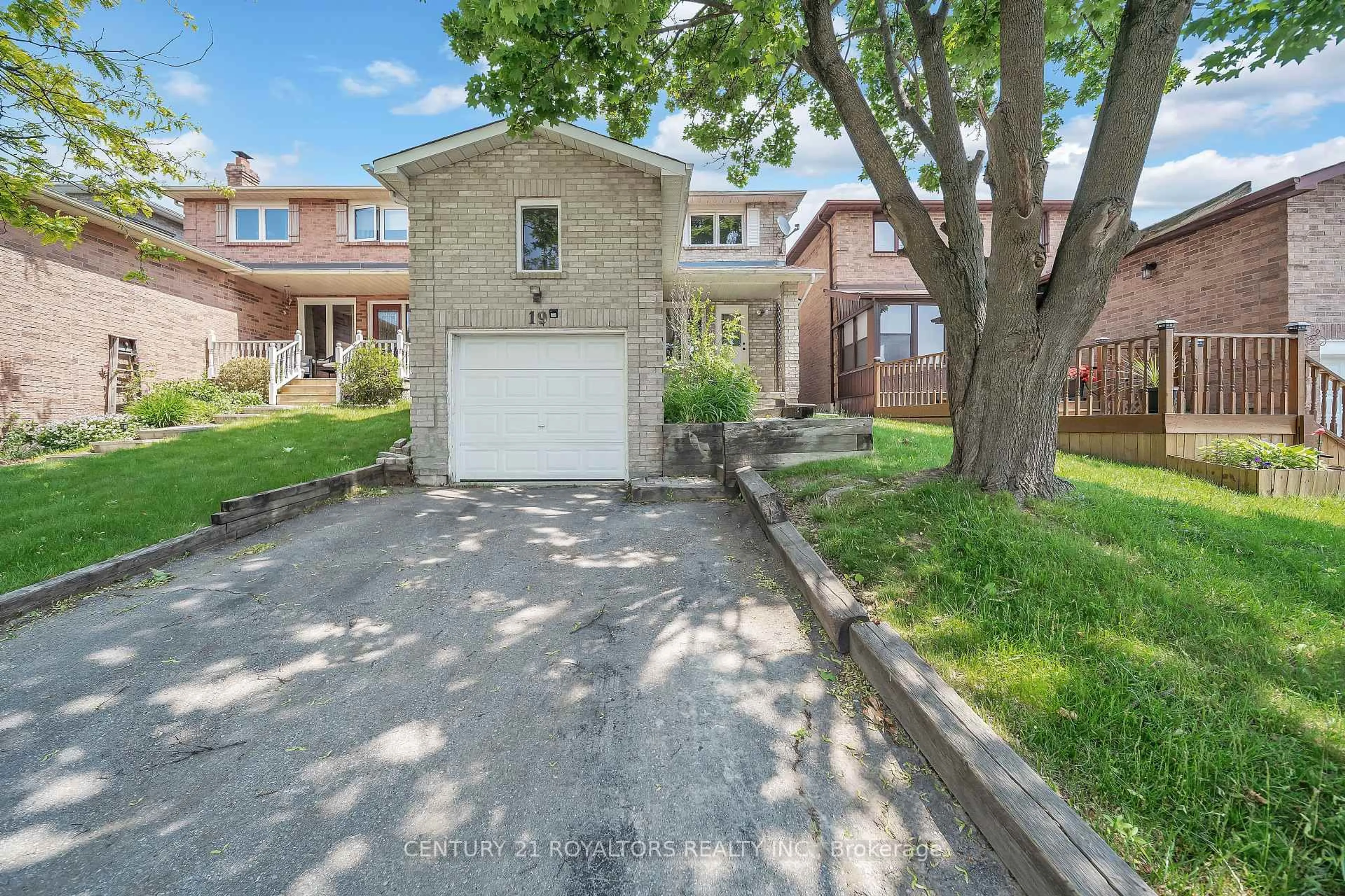 A pic from outside/outdoor area/front of a property/back of a property/a pic from drone, street for 19 Palmer Dr, Ajax Ontario L1S 5W9