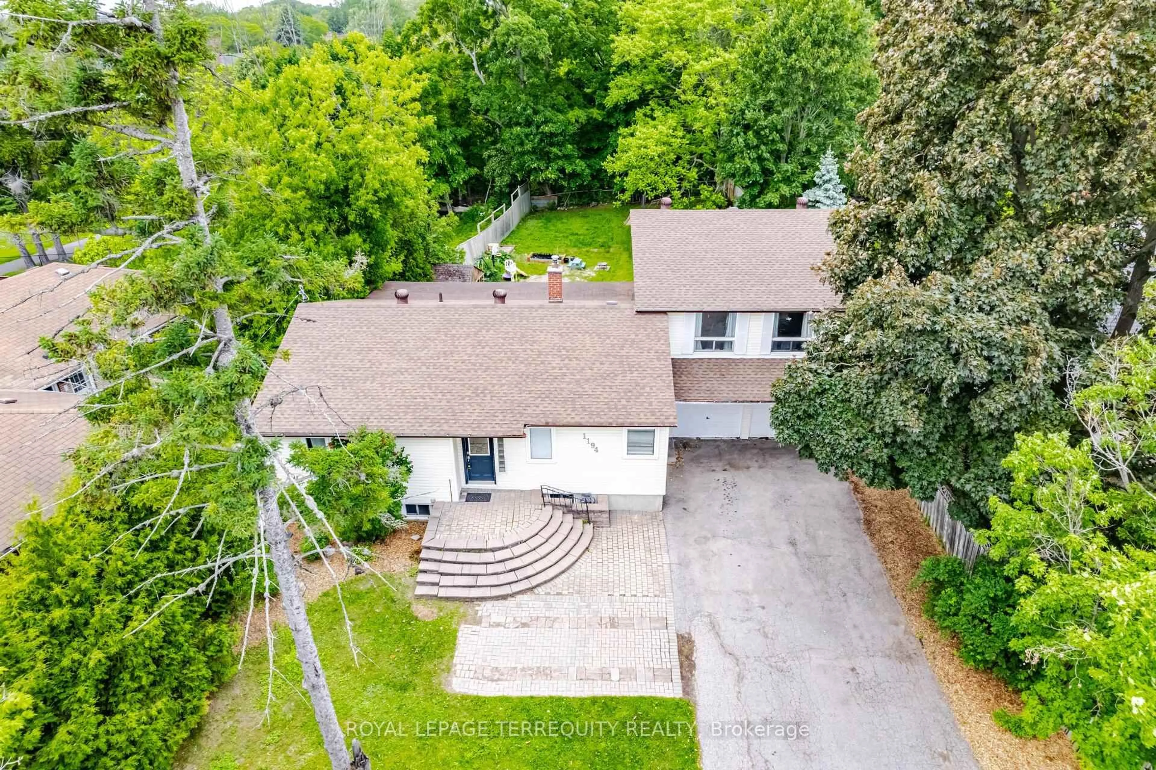 A pic from outside/outdoor area/front of a property/back of a property/a pic from drone, street for 1194 King St, Oshawa Ontario L1H 1H9