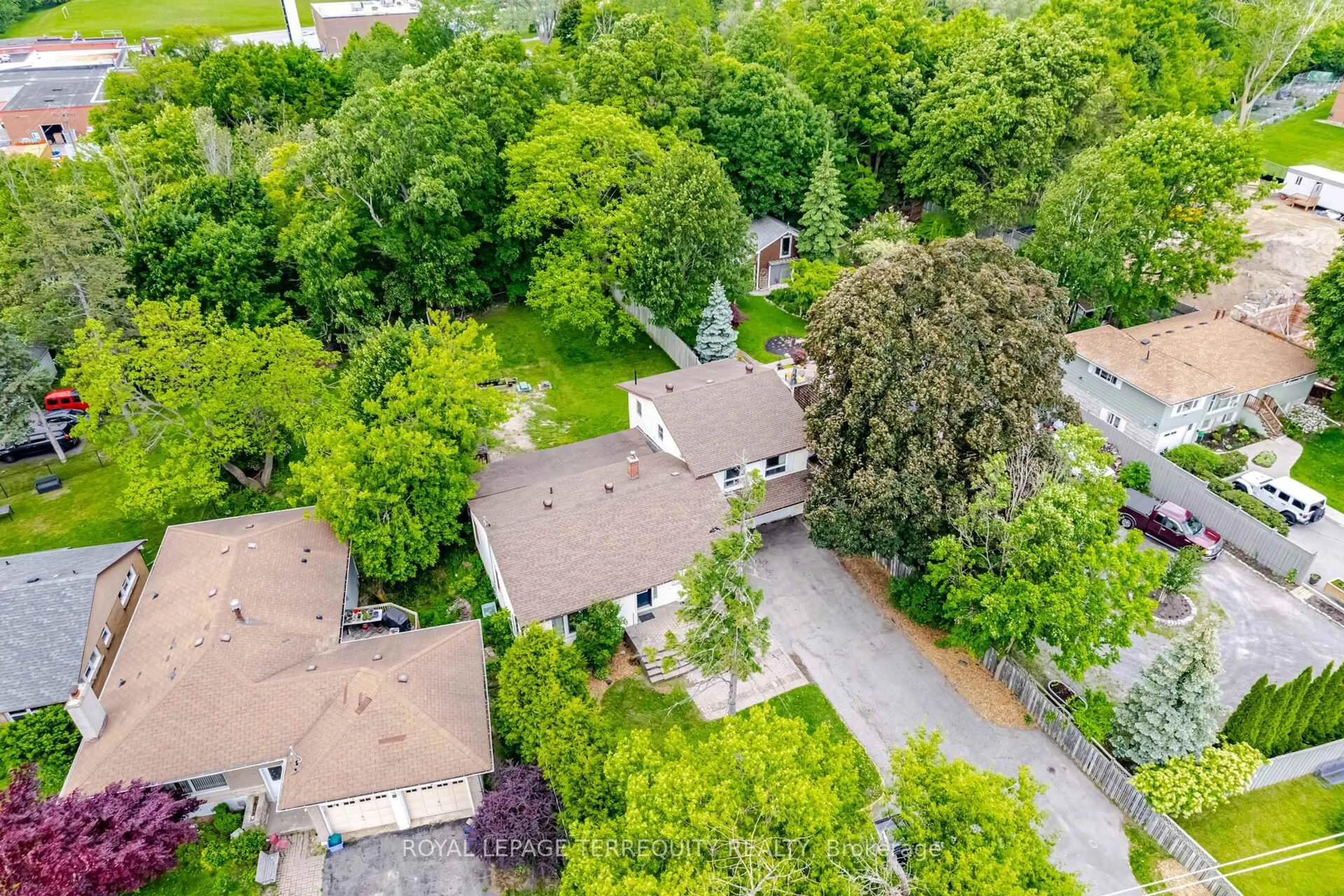 A pic from outside/outdoor area/front of a property/back of a property/a pic from drone, street for 1194 King St, Oshawa Ontario L1H 1H9