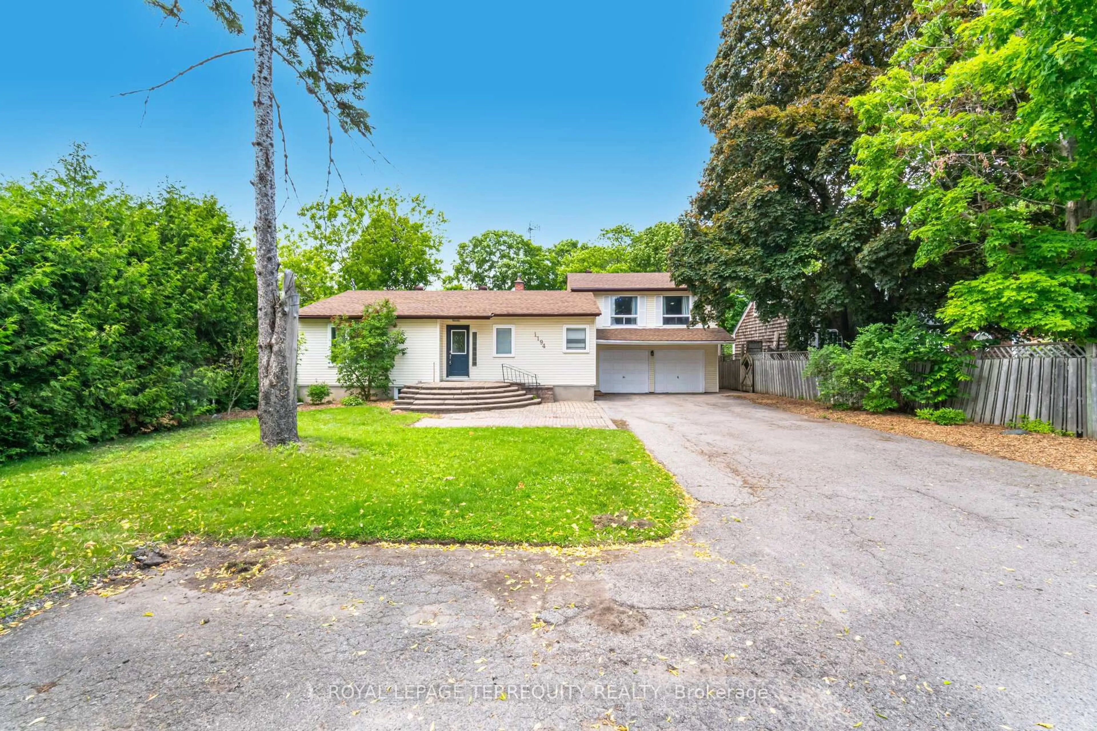 A pic from outside/outdoor area/front of a property/back of a property/a pic from drone, street for 1194 King St, Oshawa Ontario L1H 1H9