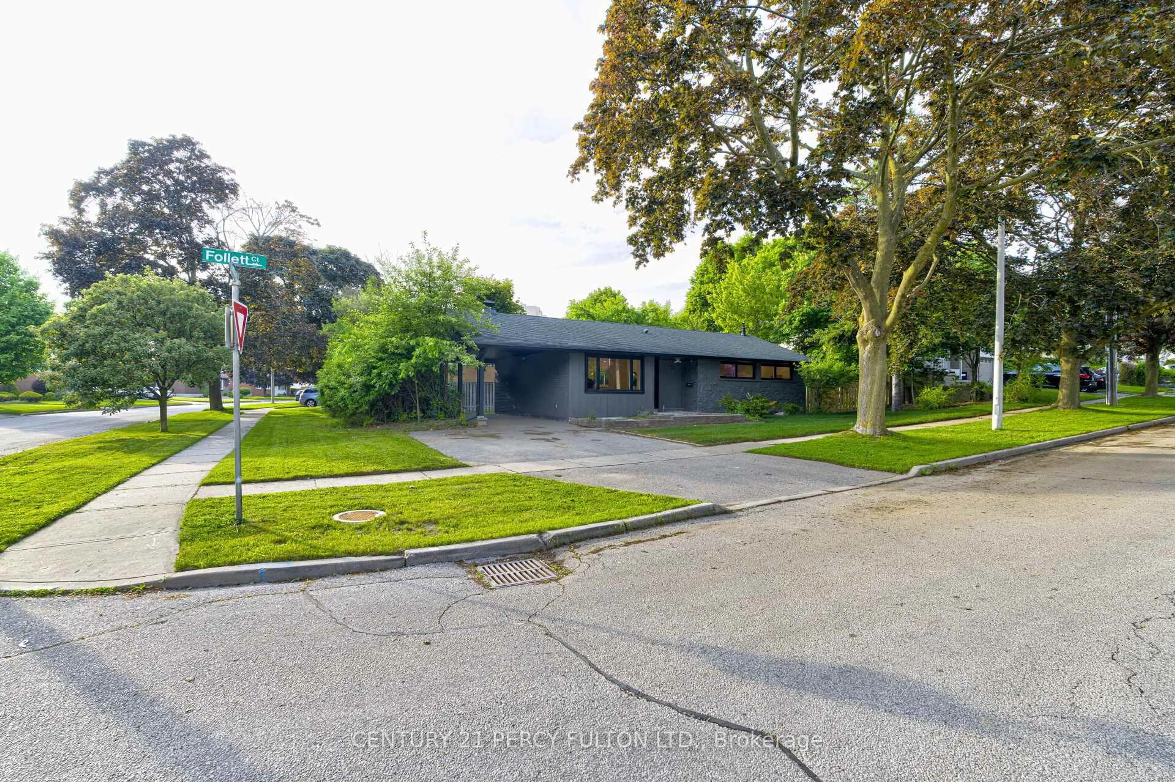 A pic from outside/outdoor area/front of a property/back of a property/a pic from drone, street for 152 Simpson Rd, Ajax Ontario L1S 2V6