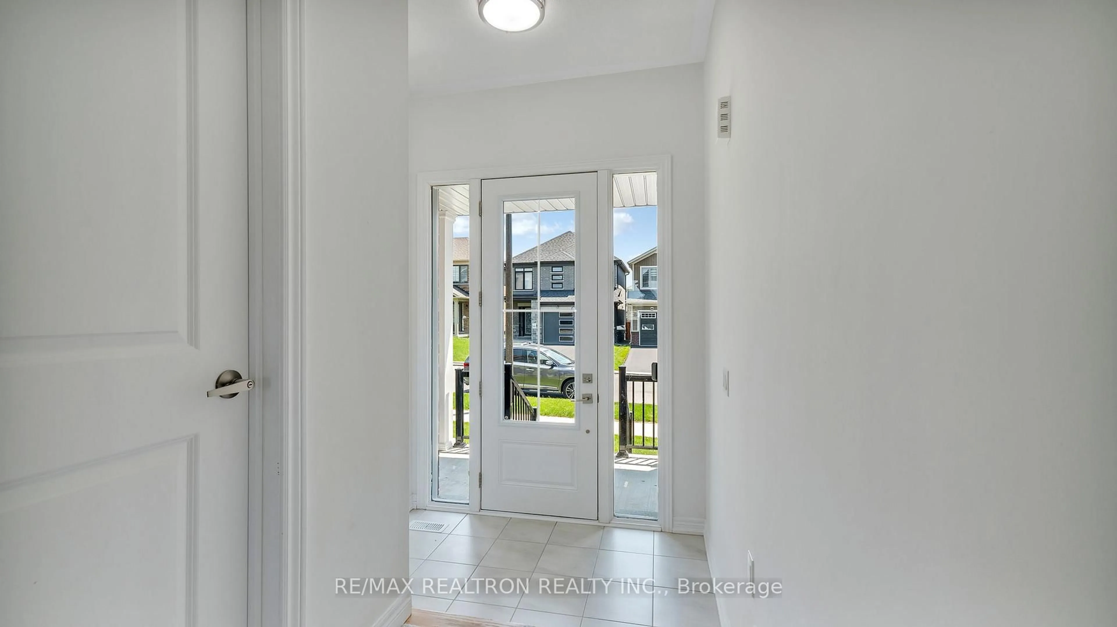 Indoor entryway for 964 Lockie Dr, Oshawa Ontario L1L 0S2