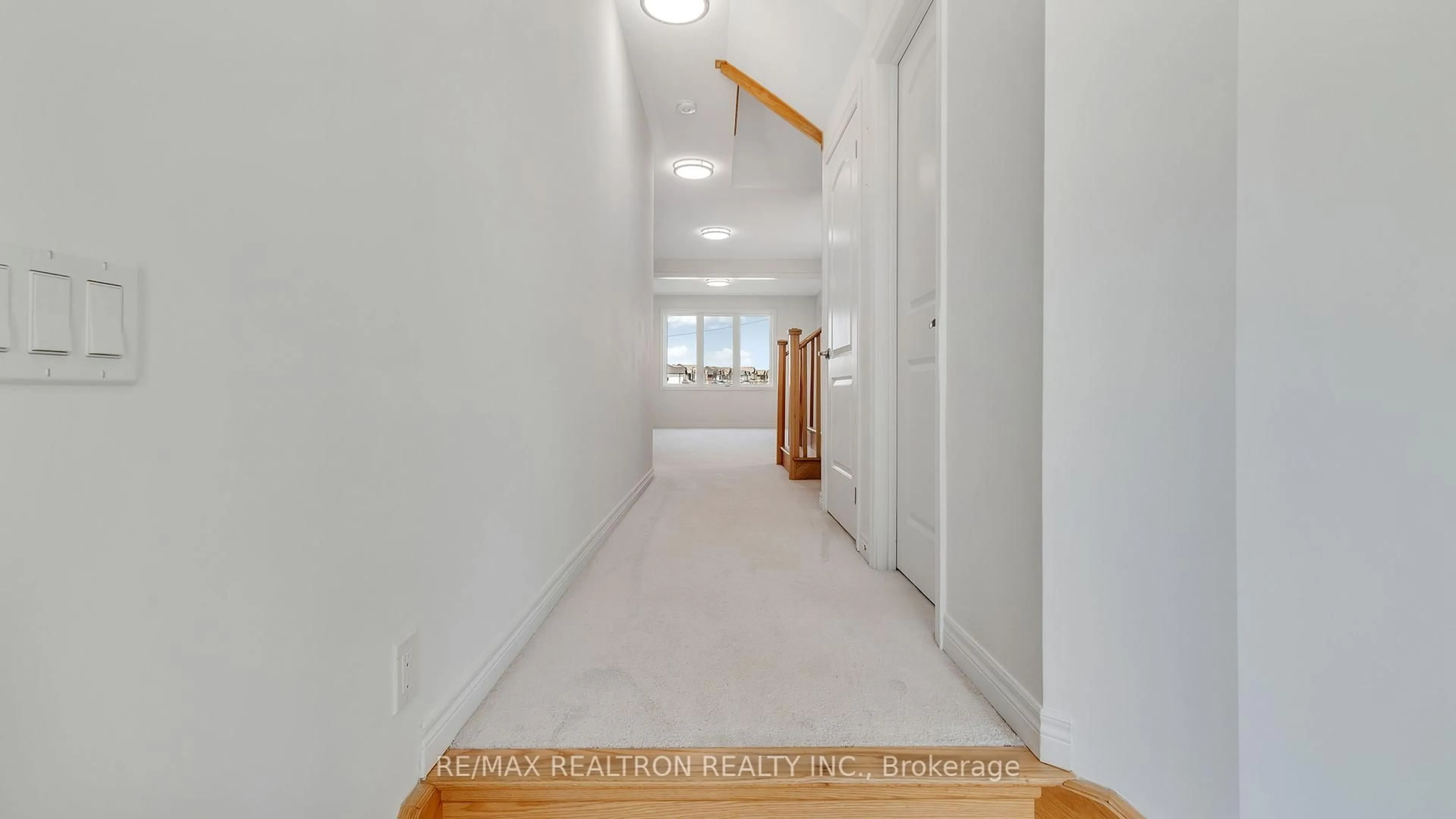 Indoor foyer for 964 Lockie Dr, Oshawa Ontario L1L 0S2