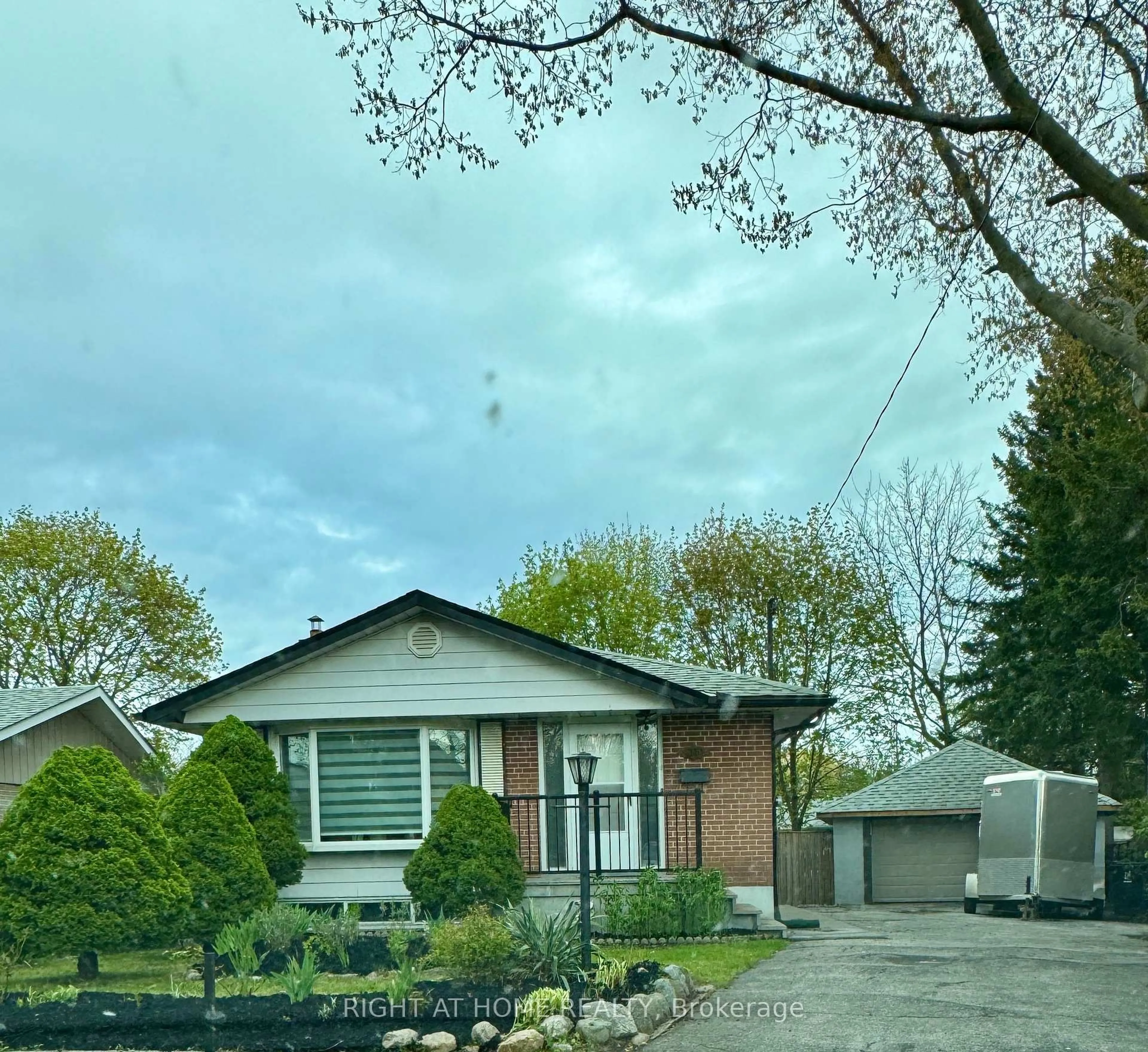A pic from outside/outdoor area/front of a property/back of a property/a pic from drone, street for 15 Dalcourt Dr, Toronto Ontario M1E 3G9