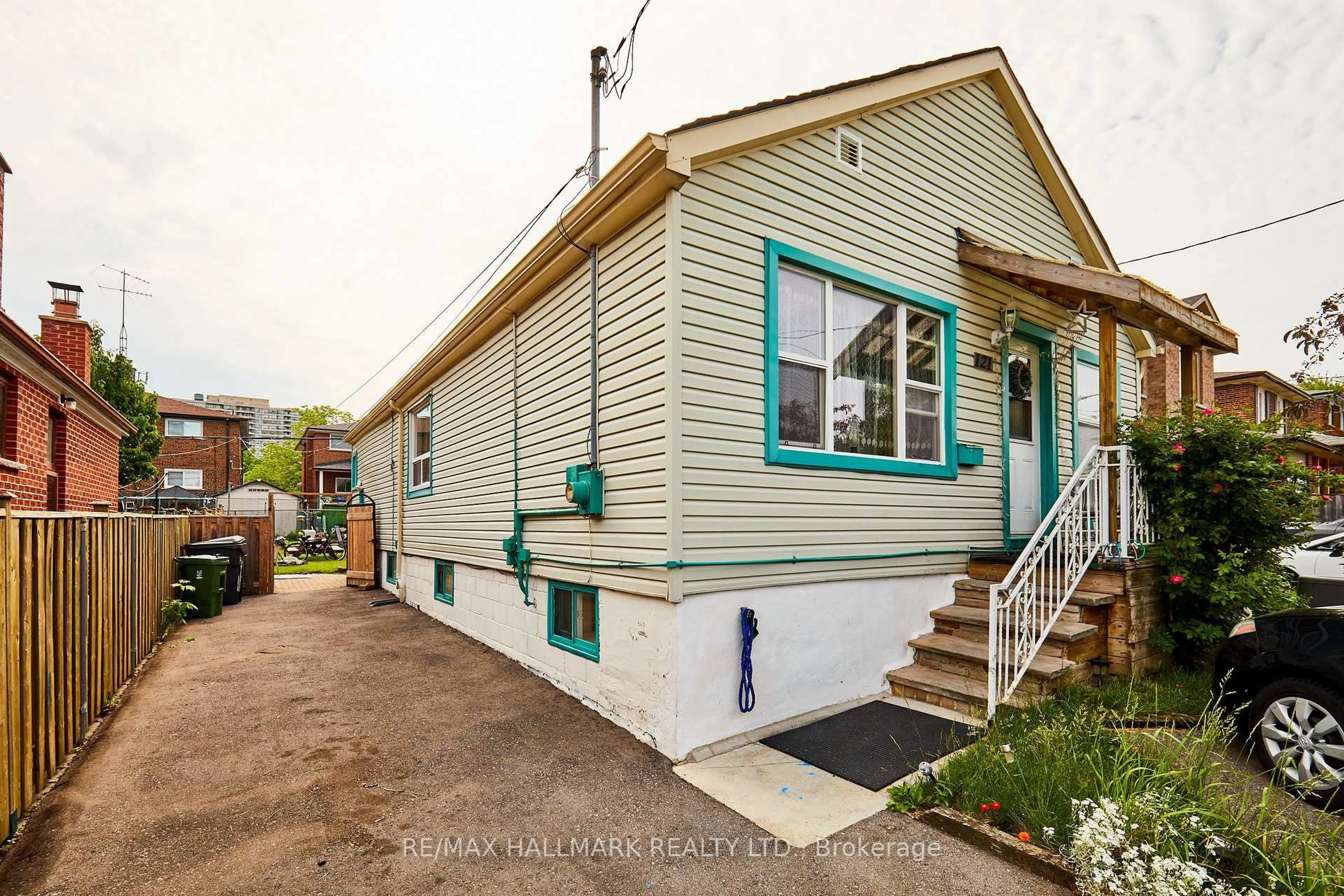 Home with vinyl exterior material, street for 121 Magnolia Ave, Toronto Ontario M1K 3K7