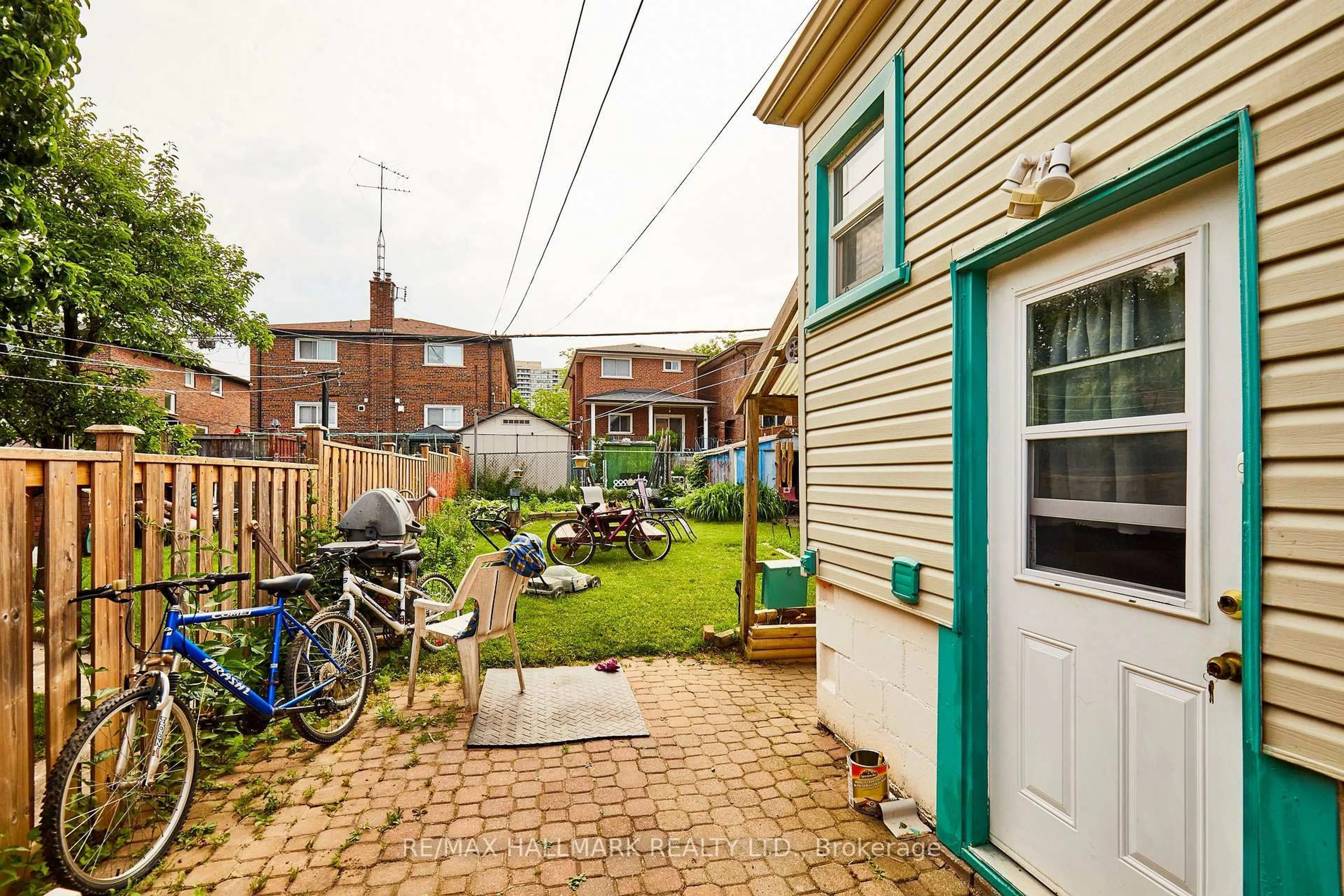 Patio, street for 121 Magnolia Ave, Toronto Ontario M1K 3K7