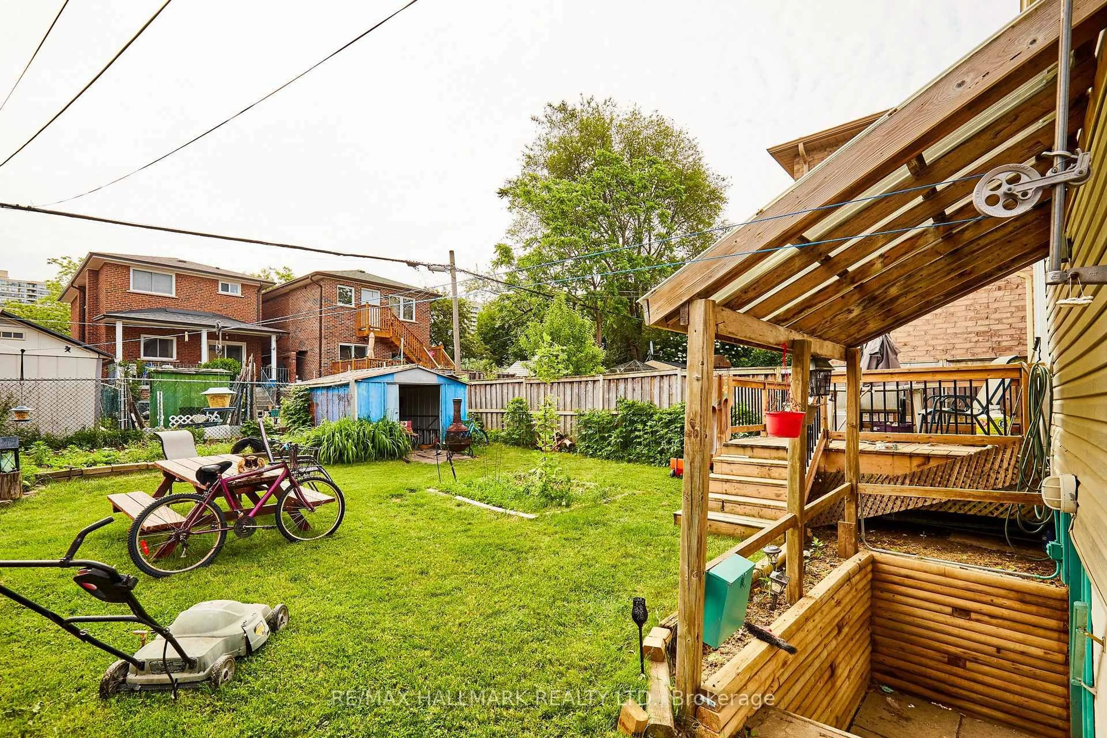 Patio, street for 121 Magnolia Ave, Toronto Ontario M1K 3K7