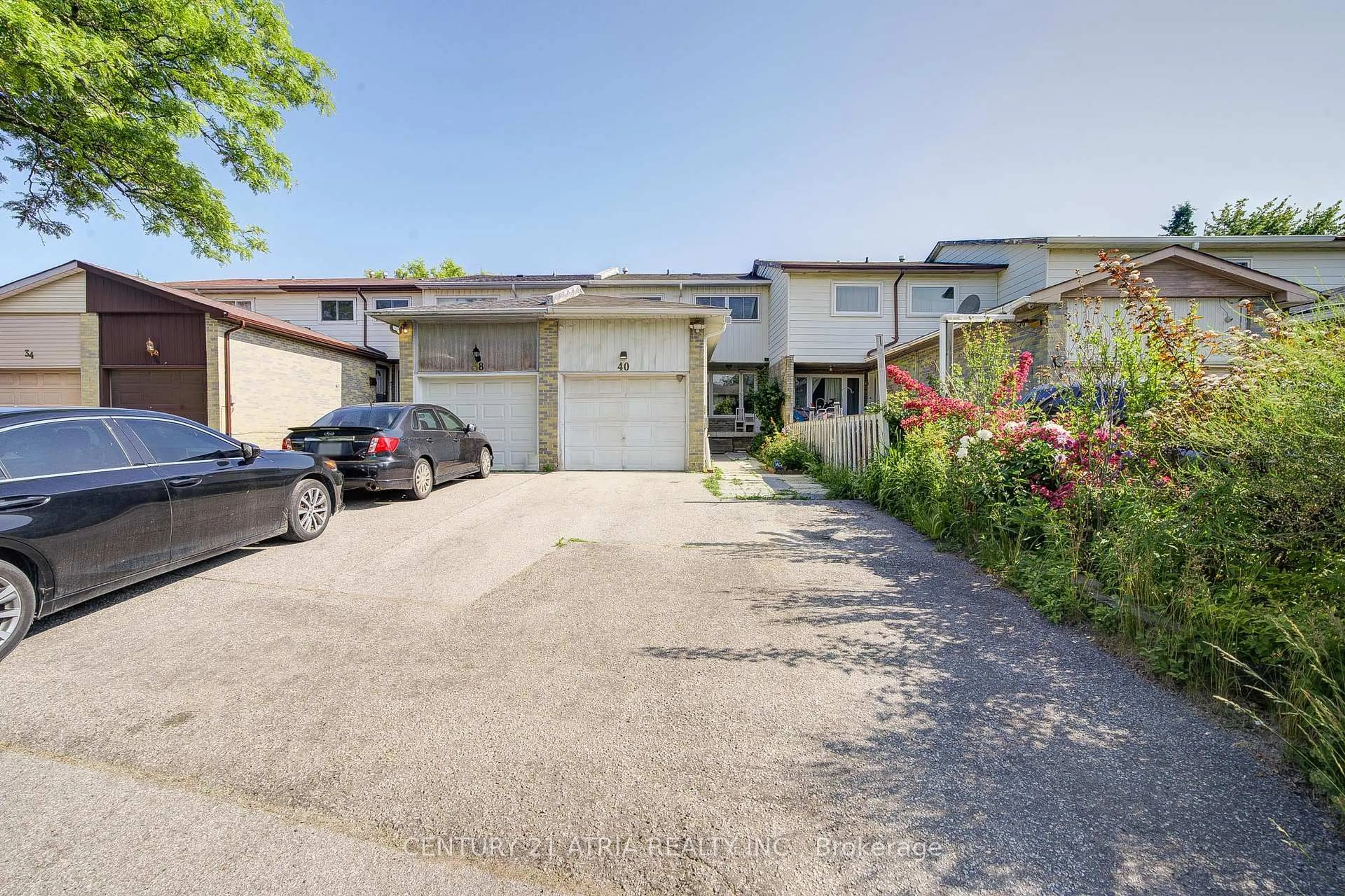 A pic from outside/outdoor area/front of a property/back of a property/a pic from drone, street for 40 Horseley Hill Dr, Toronto Ontario M1B 1W5
