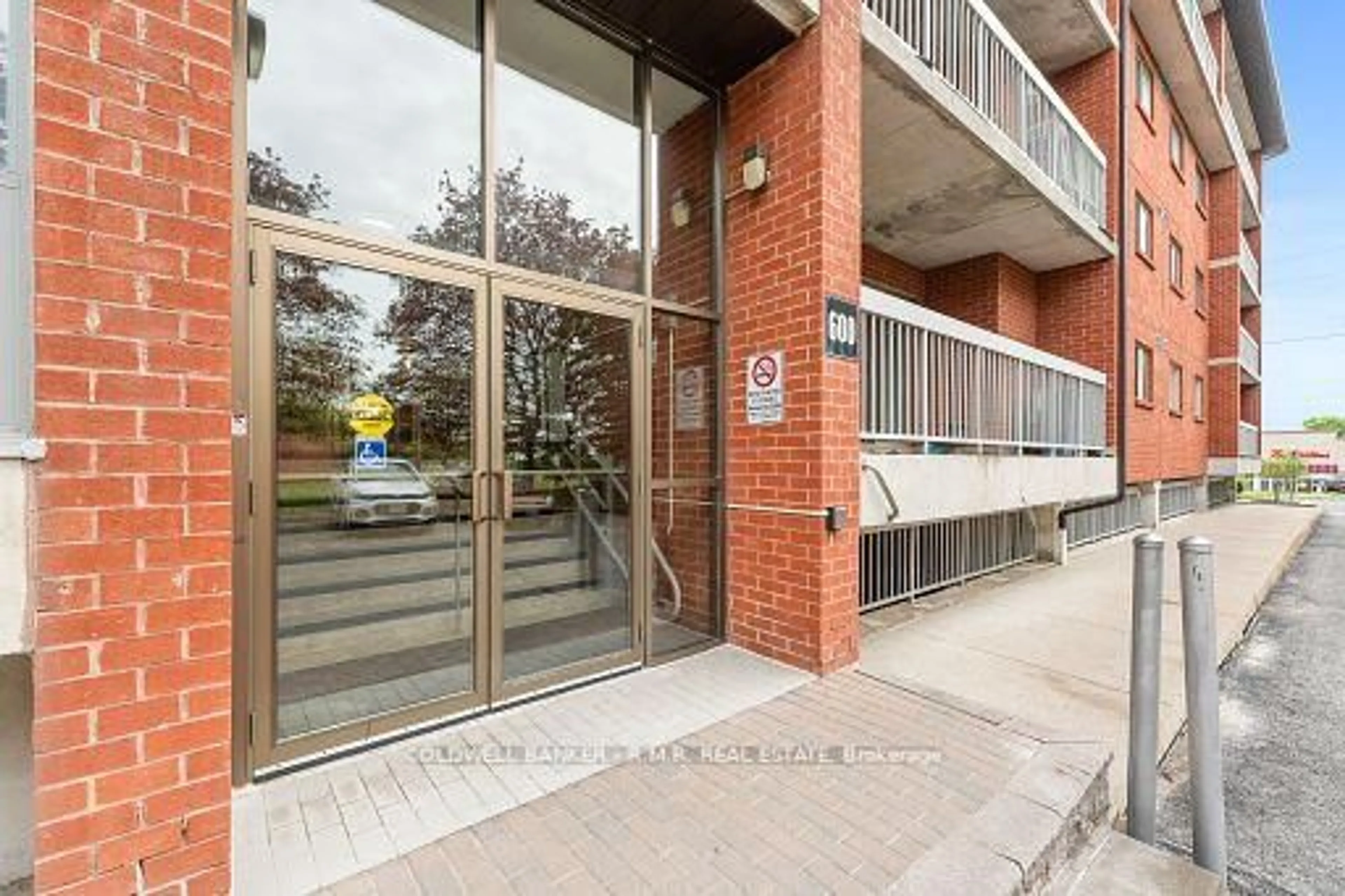 Indoor foyer for 600 Thornton Rd #PH2, Oshawa Ontario L1J 6T6