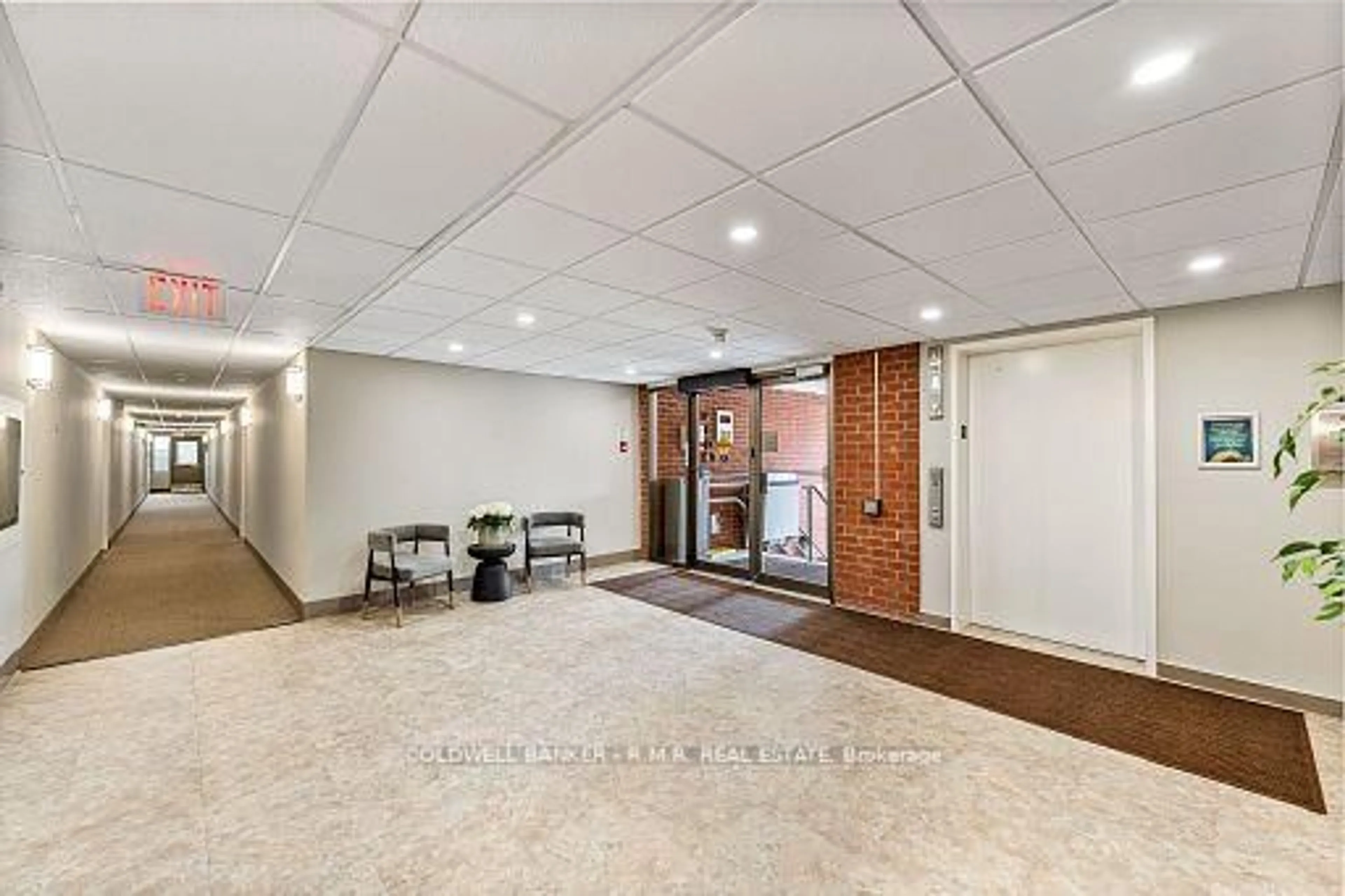Indoor foyer for 600 Thornton Rd #PH2, Oshawa Ontario L1J 6T6
