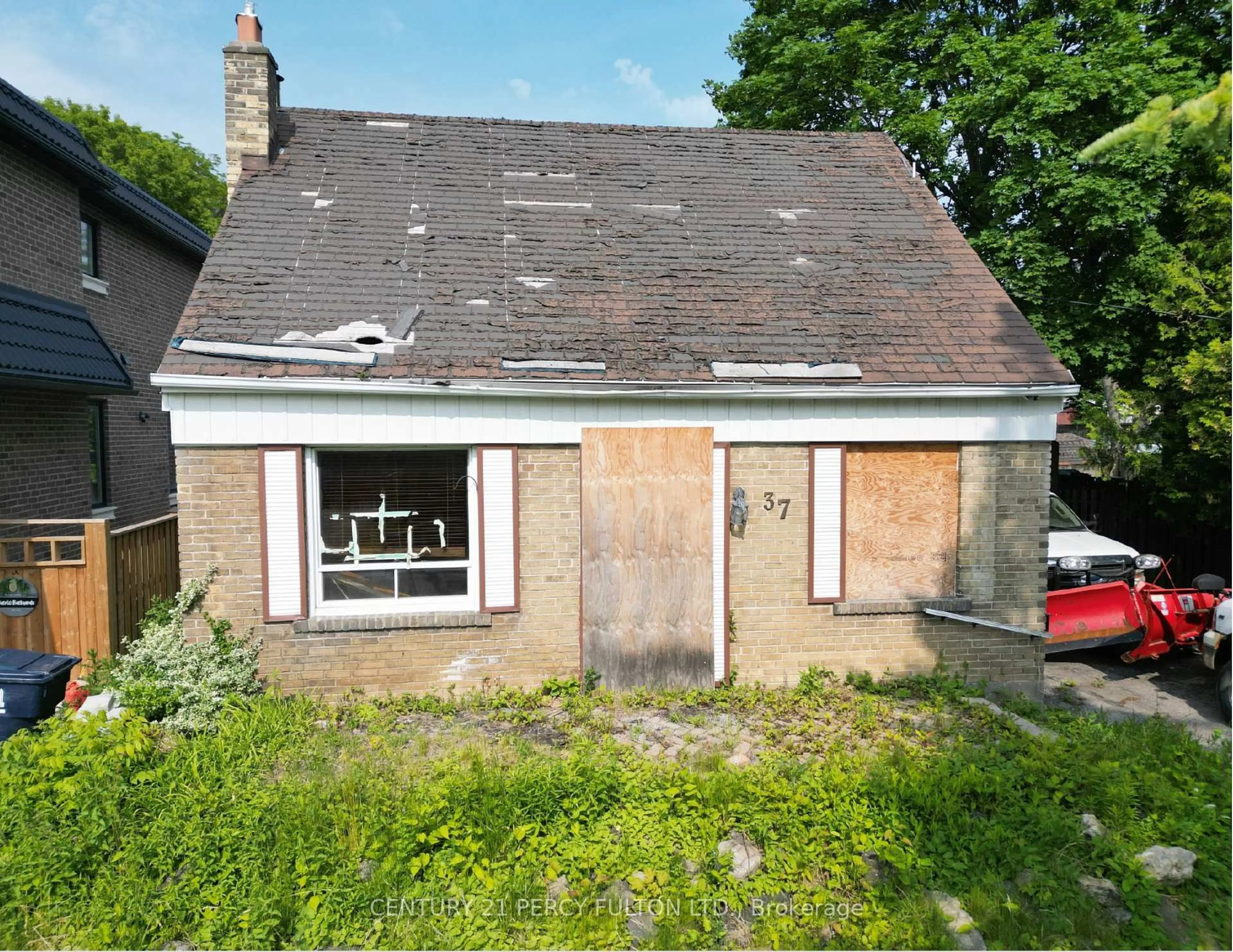 A pic from outside/outdoor area/front of a property/back of a property/a pic from drone, building for 37 Allister Ave, Toronto Ontario M1M 3L1