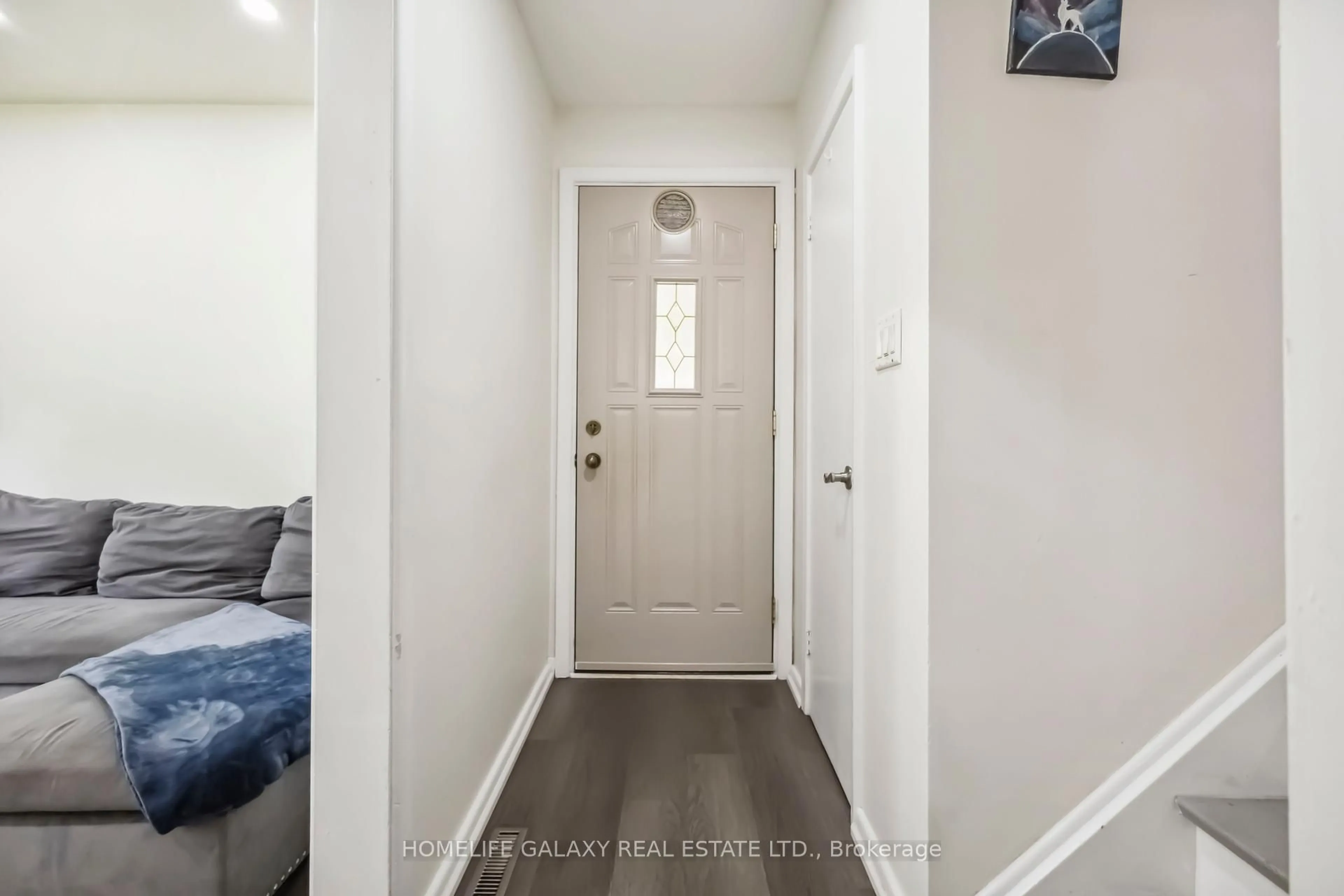 Indoor entryway for 673 Lansdowne Dr, Oshawa Ontario L1G 1W5