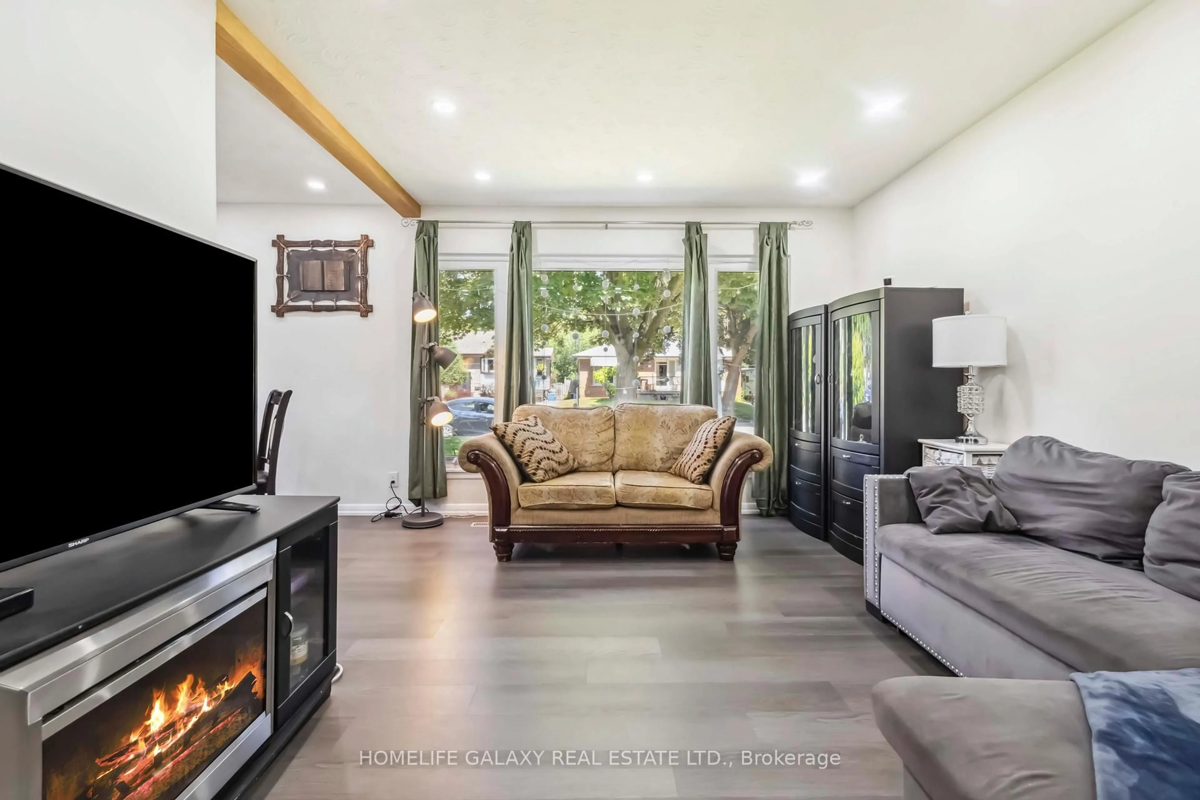 Living room with furniture, unknown for 673 Lansdowne Dr, Oshawa Ontario L1G 1W5