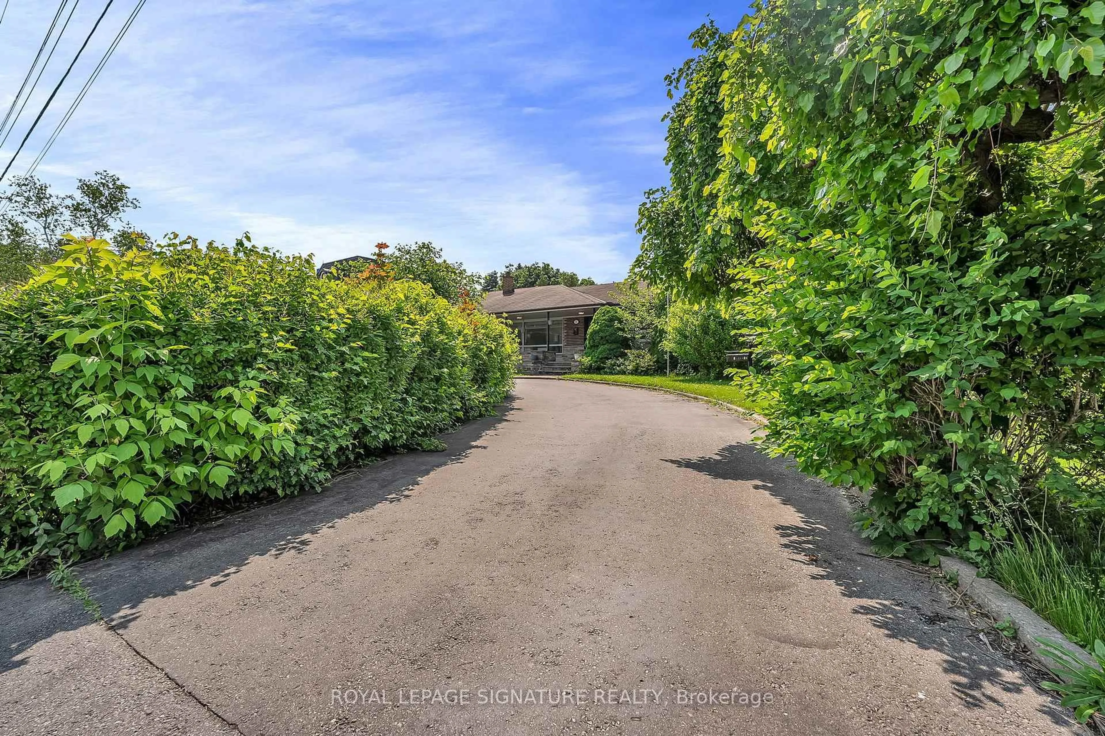 A pic from outside/outdoor area/front of a property/back of a property/a pic from drone, street for 3 Braeburn Blvd, Toronto Ontario M1J 2P9