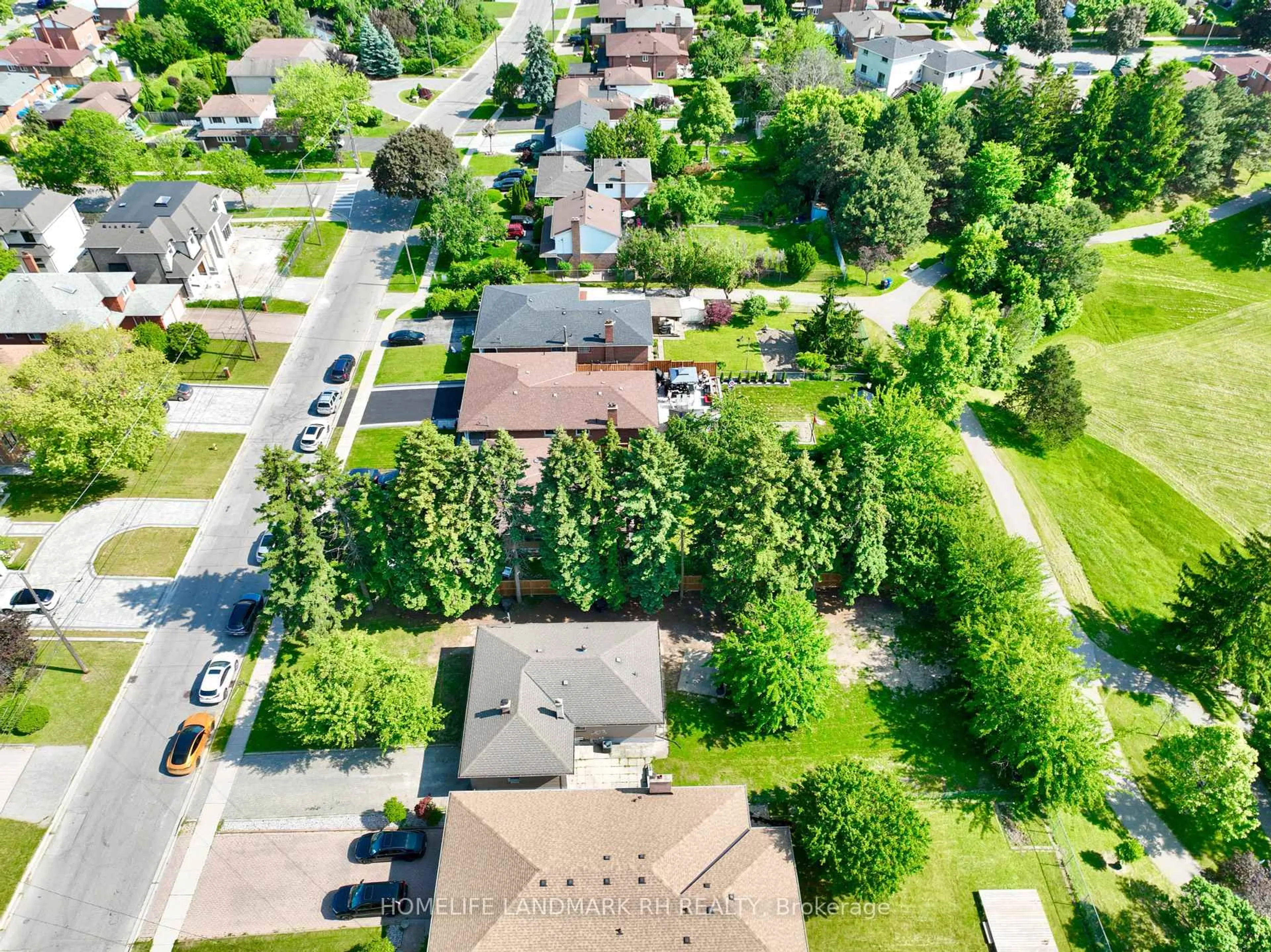 A pic from outside/outdoor area/front of a property/back of a property/a pic from drone, street for 38 Aragon Ave, Toronto Ontario M1T 1X7