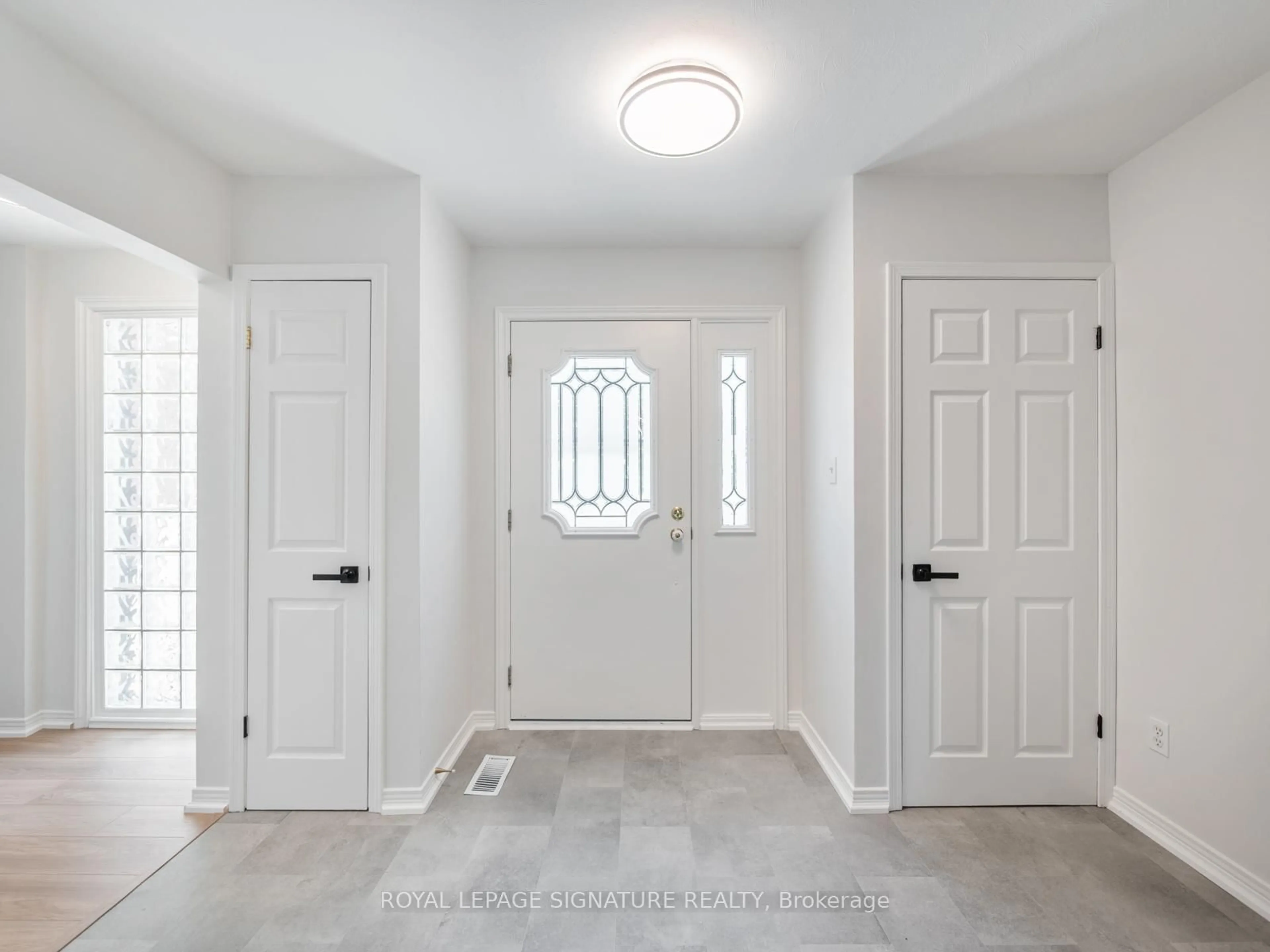 Indoor entryway for 426 East Ave, Toronto Ontario M1C 2W8