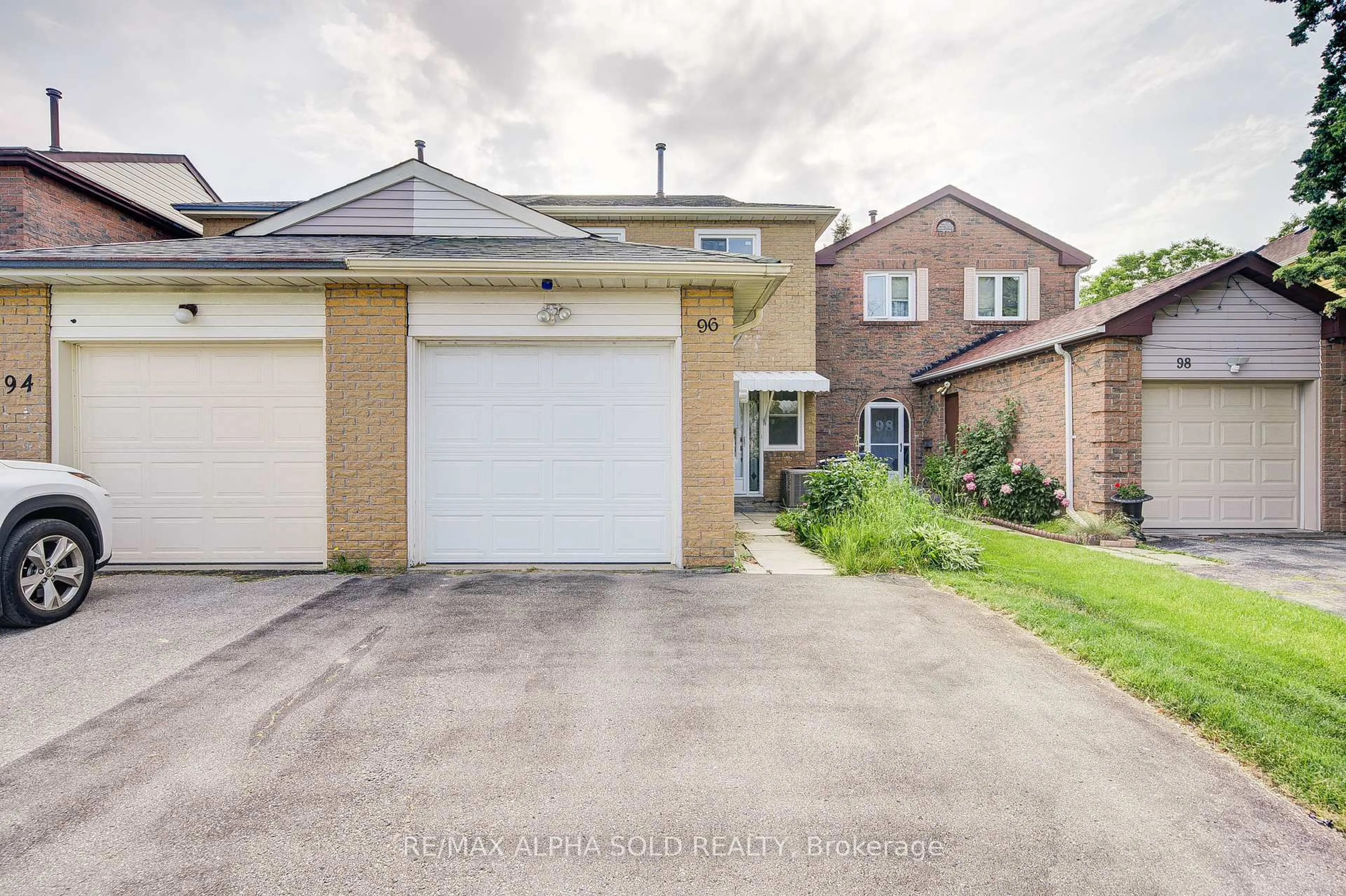 A pic from outside/outdoor area/front of a property/back of a property/a pic from drone, street for 96 Dunmail Dr, Toronto Ontario M1V 1J5