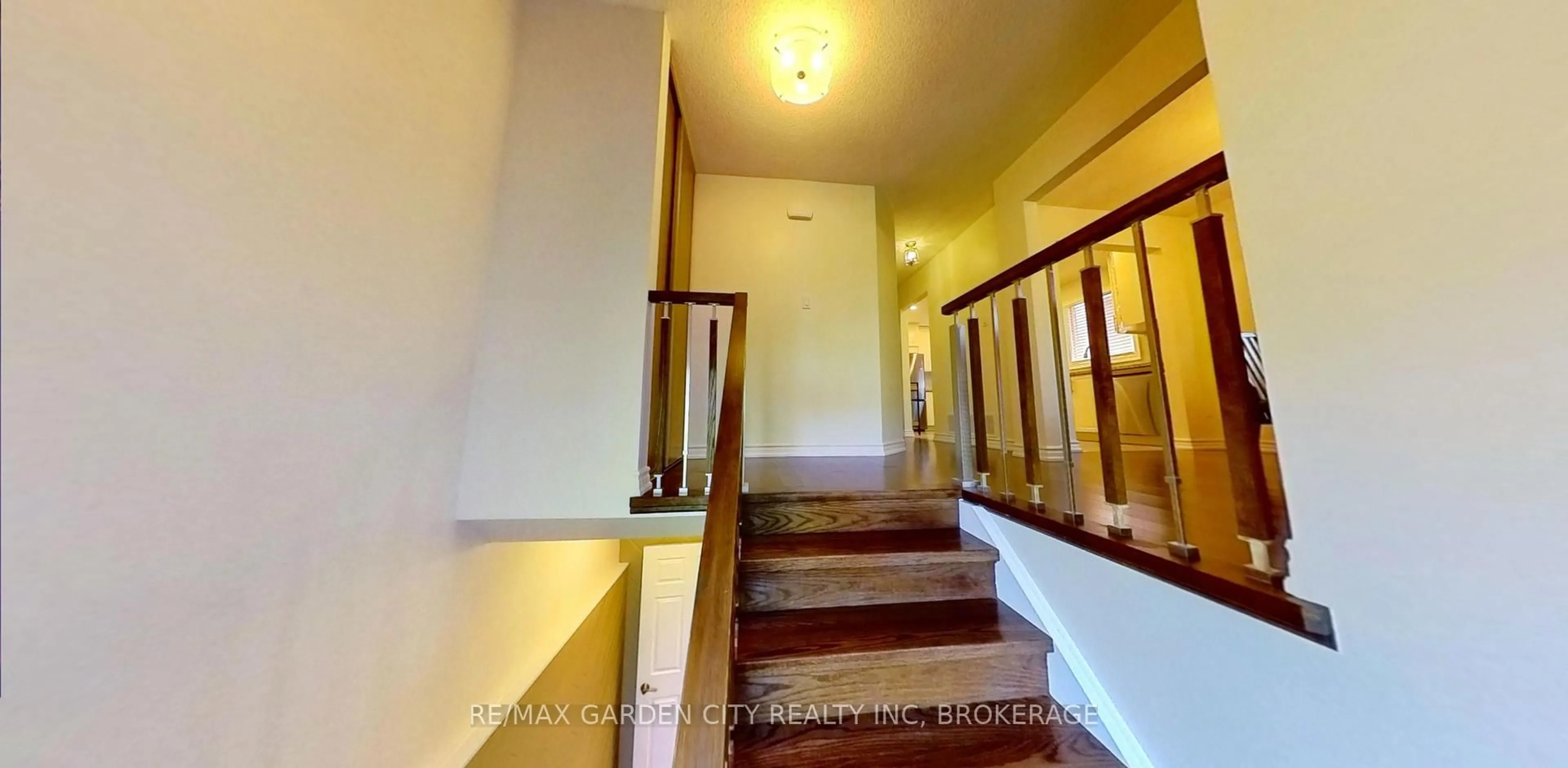 Indoor foyer for 101 Winter Gardens Tr, Toronto Ontario M1C 3M9