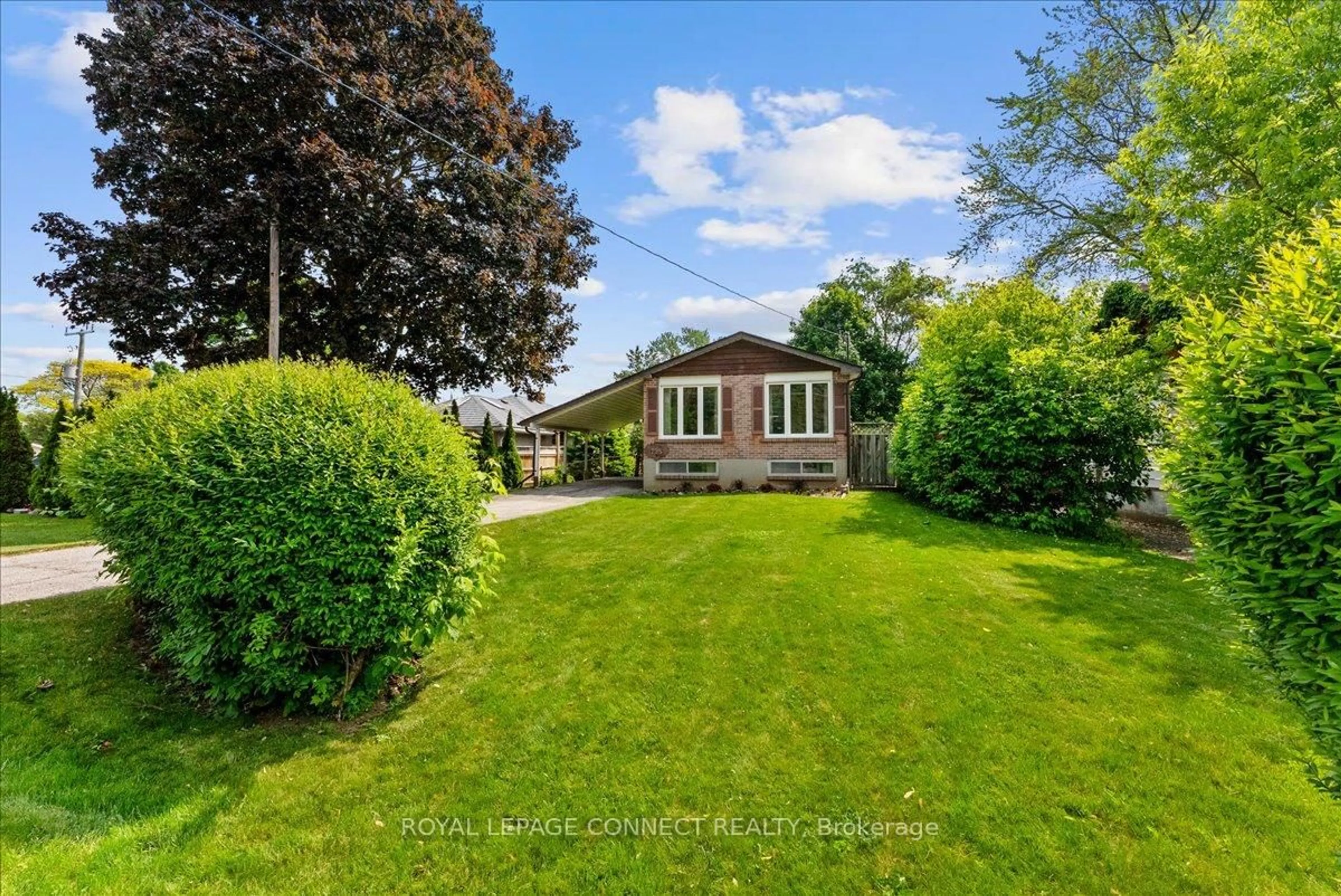 A pic from outside/outdoor area/front of a property/back of a property/a pic from drone, street for 725 Hillview Cres, Pickering Ontario L1W 2R6