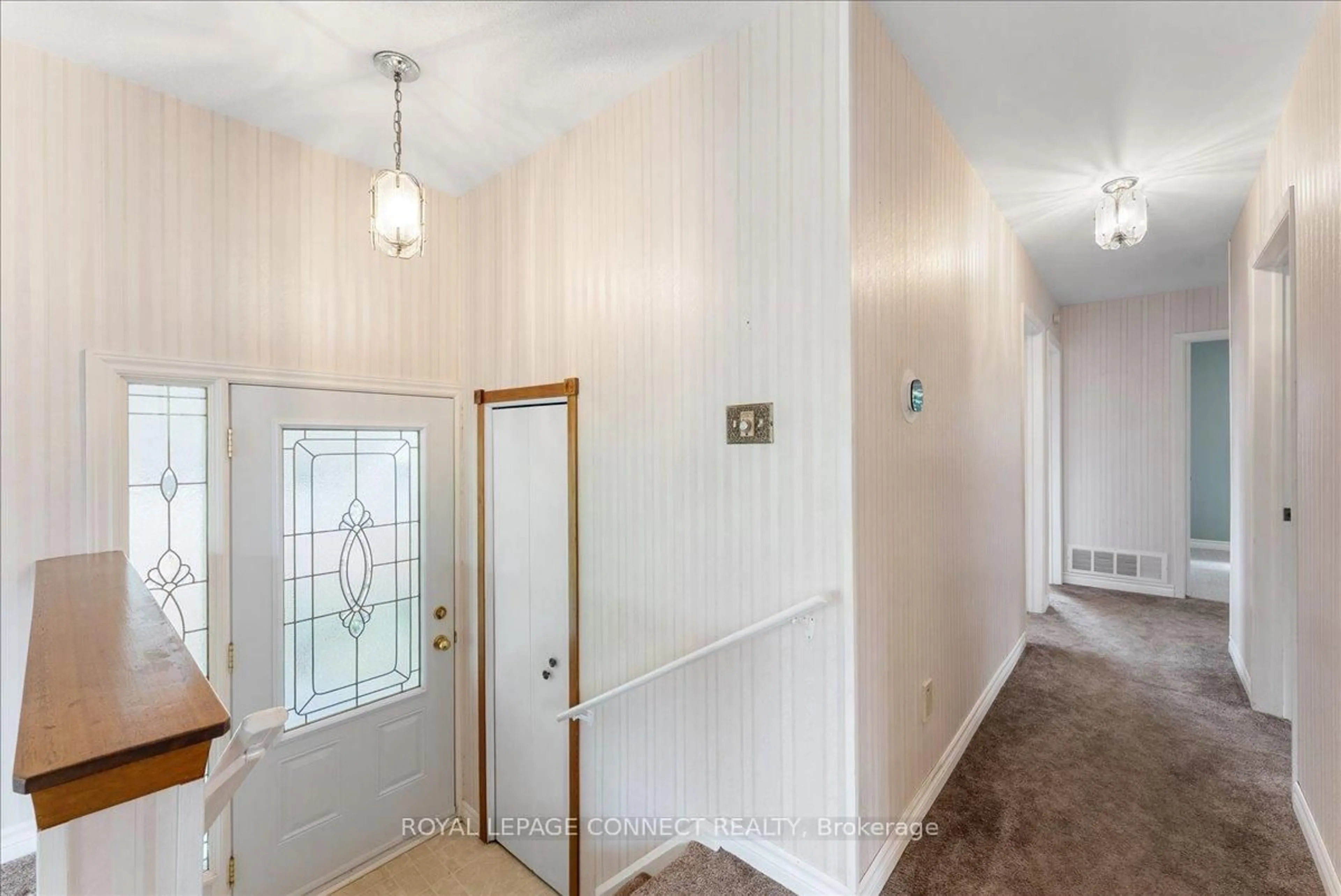 Indoor entryway for 725 Hillview Cres, Pickering Ontario L1W 2R6
