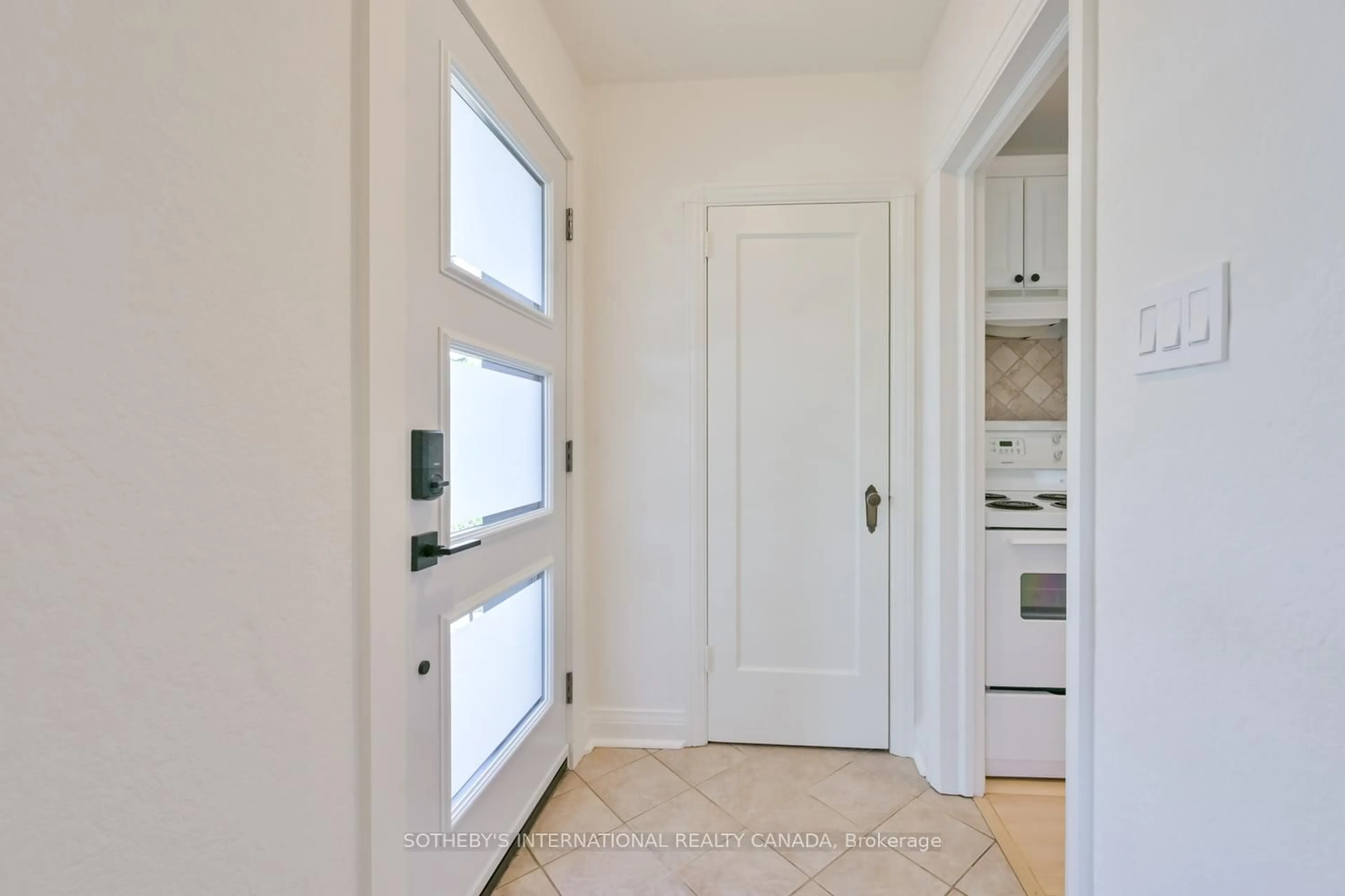 Indoor entryway for 32 Davies Cres, Toronto Ontario M4J 2X5