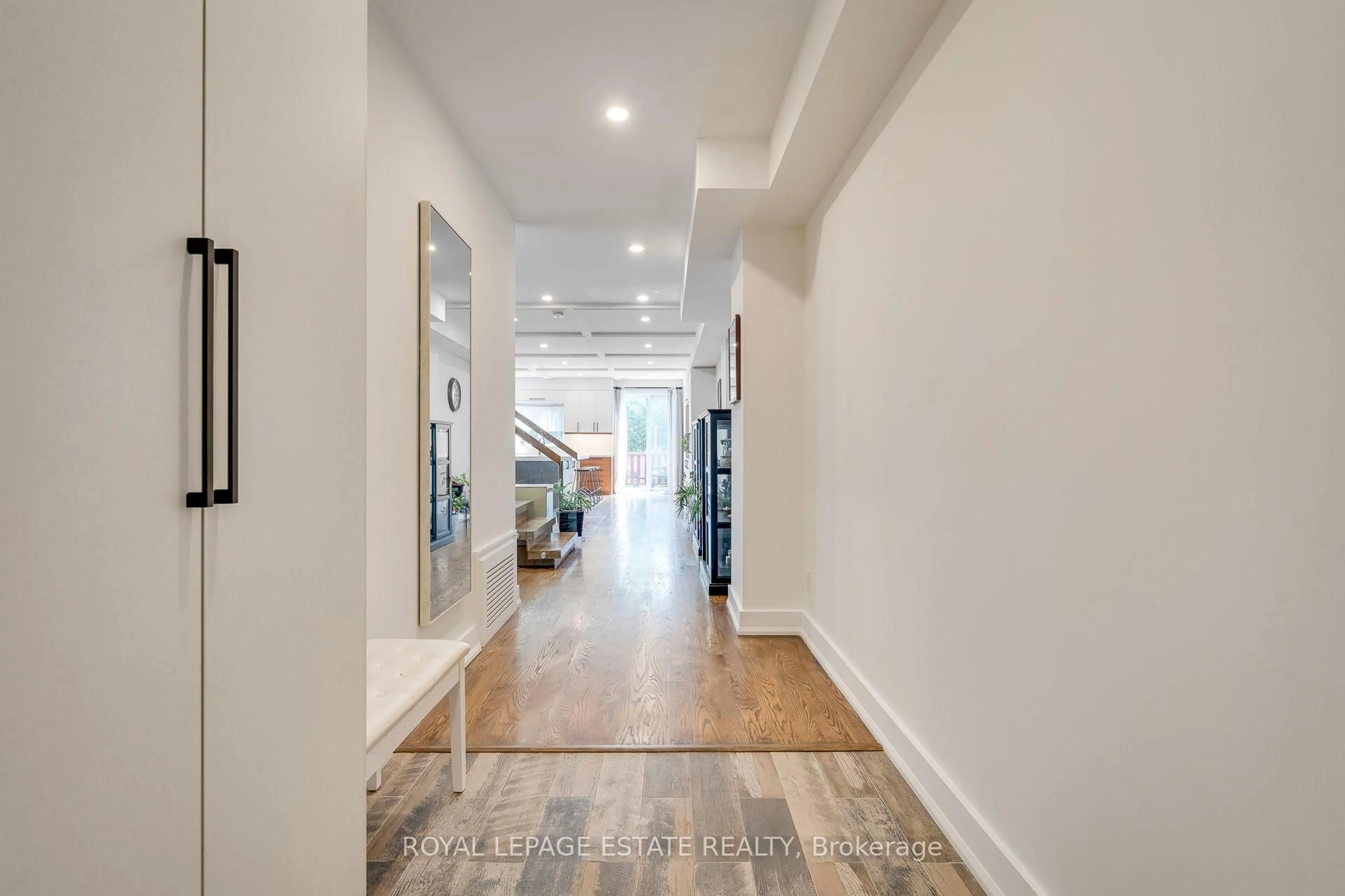 Indoor foyer for 147 South Edgely Ave, Toronto Ontario M1N 3L3