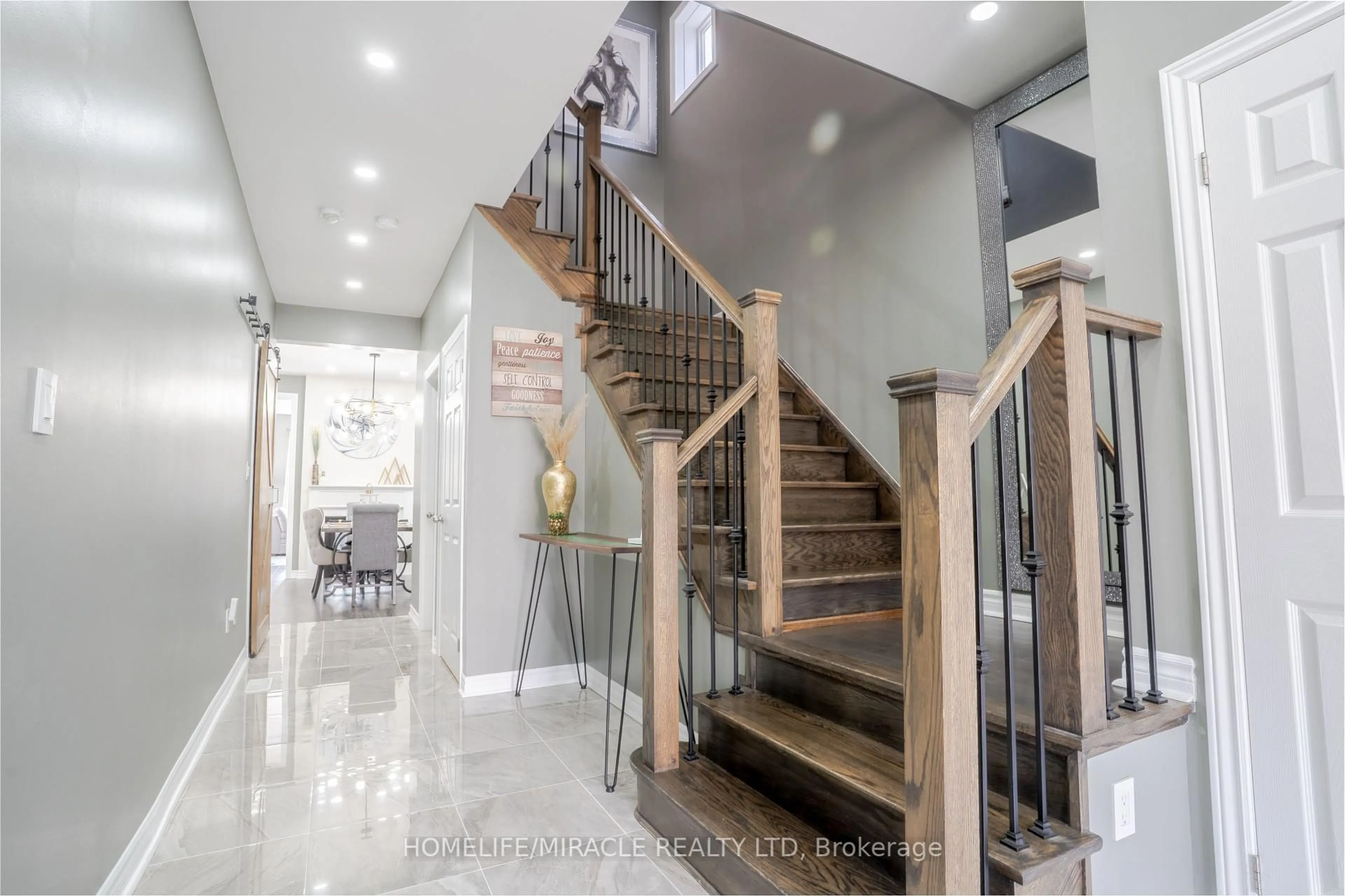 Indoor foyer for 288 Pimlico Dr, Oshawa Ontario L1L 0L3
