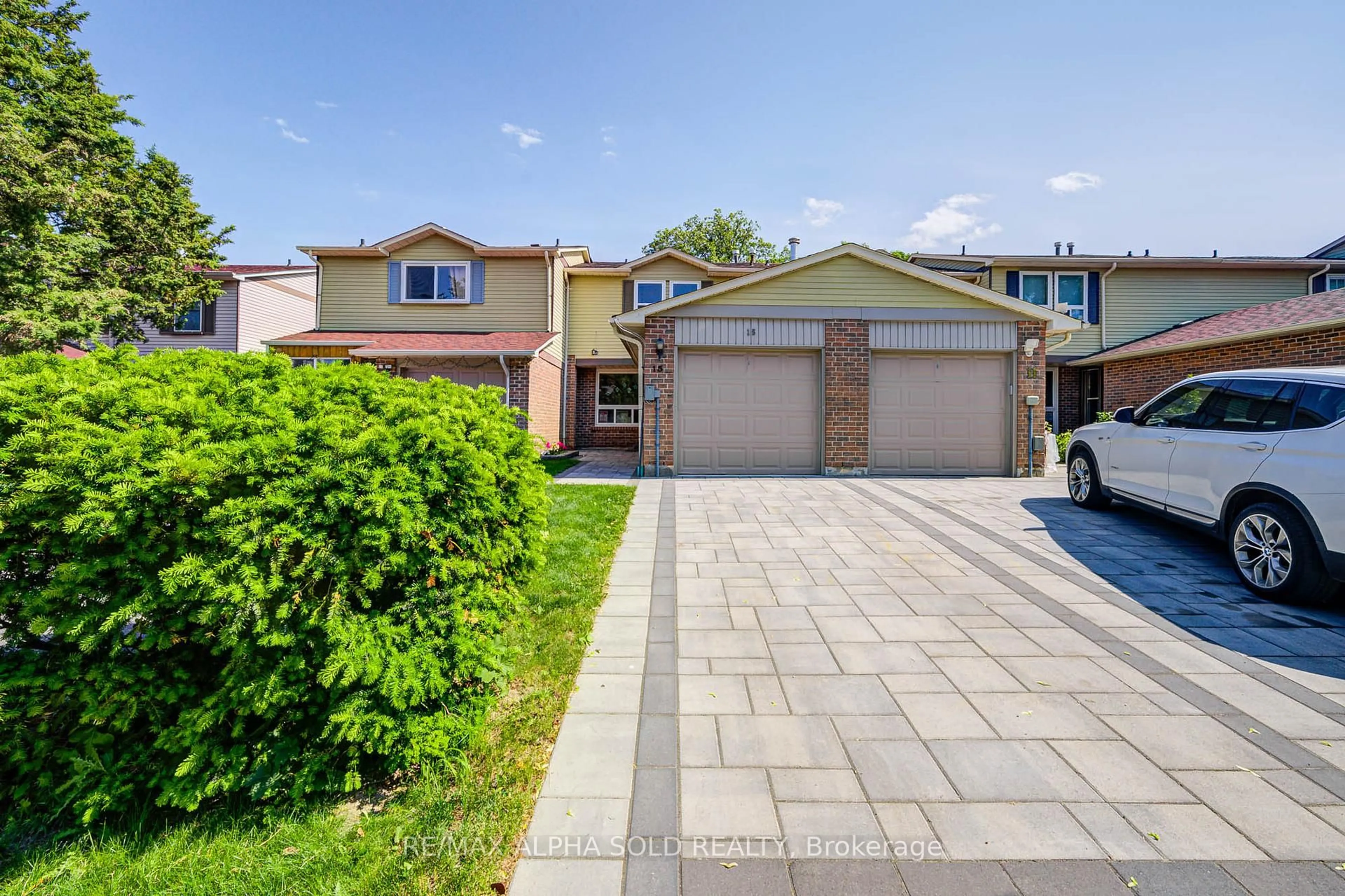 A pic from outside/outdoor area/front of a property/back of a property/a pic from drone, street for 15 Grenbeck Dr, Toronto Ontario M1V 2H5