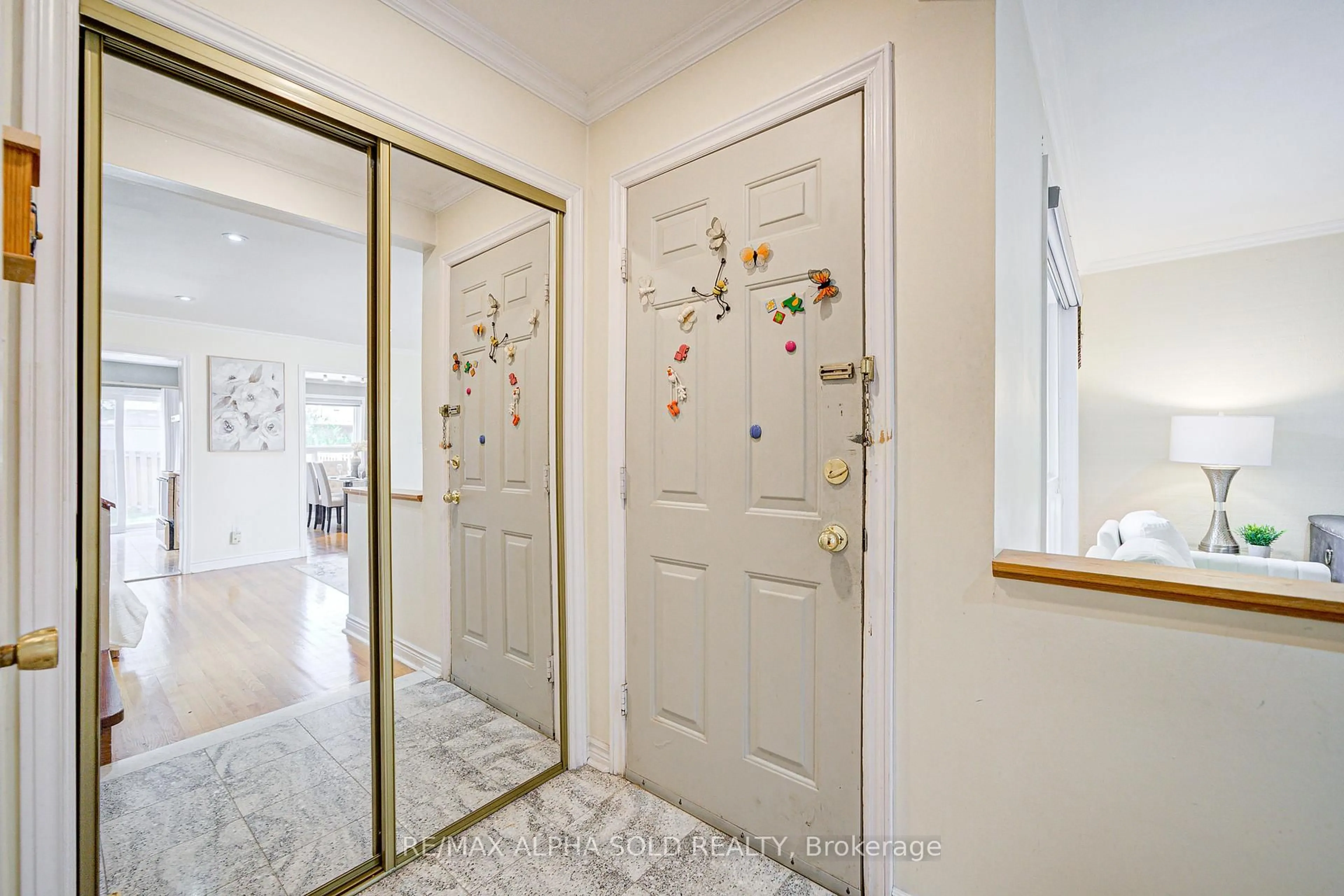 Indoor entryway for 15 Grenbeck Dr, Toronto Ontario M1V 2H5