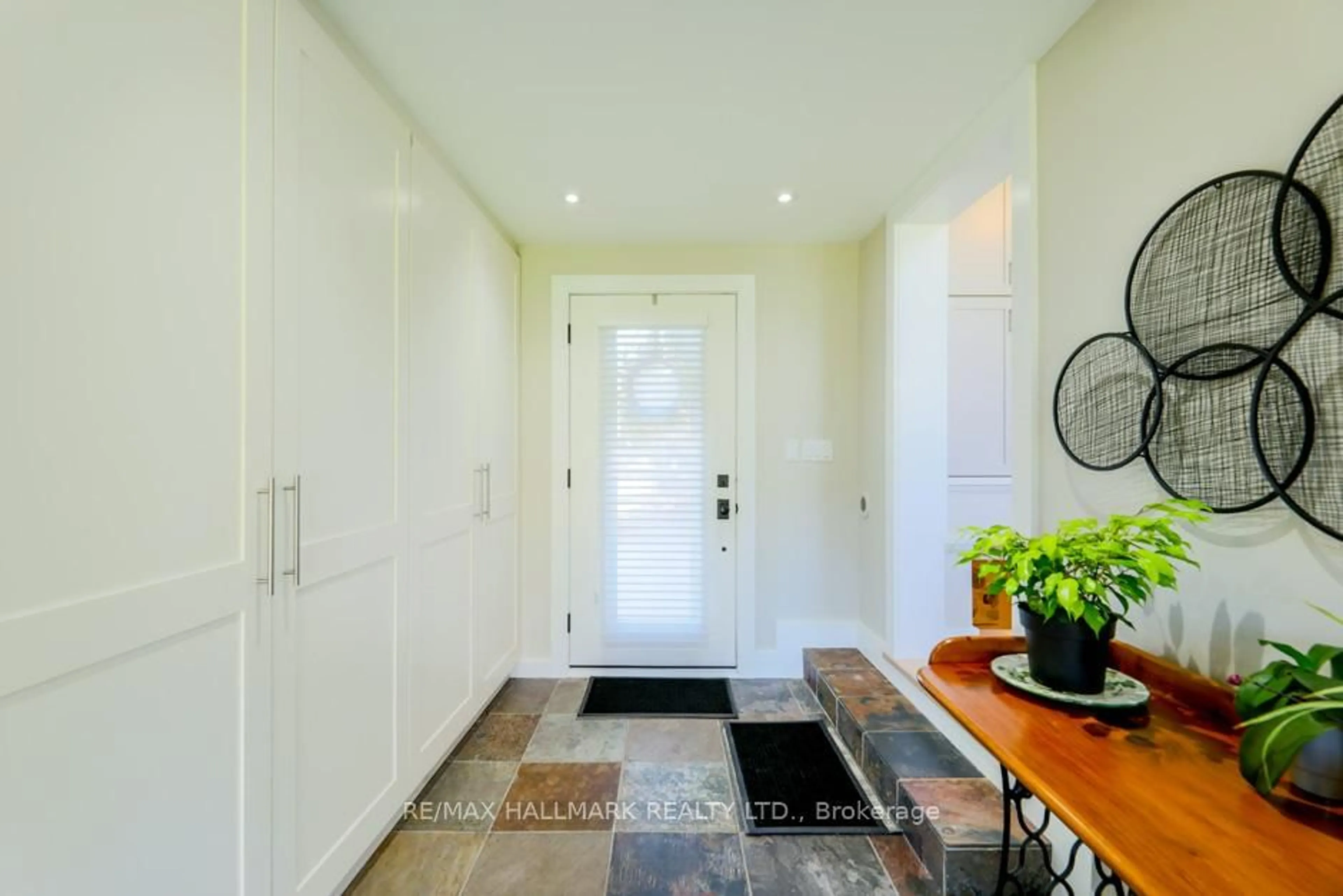 Indoor entryway for 12 Guildcrest Dr, Toronto Ontario M1E 1E3
