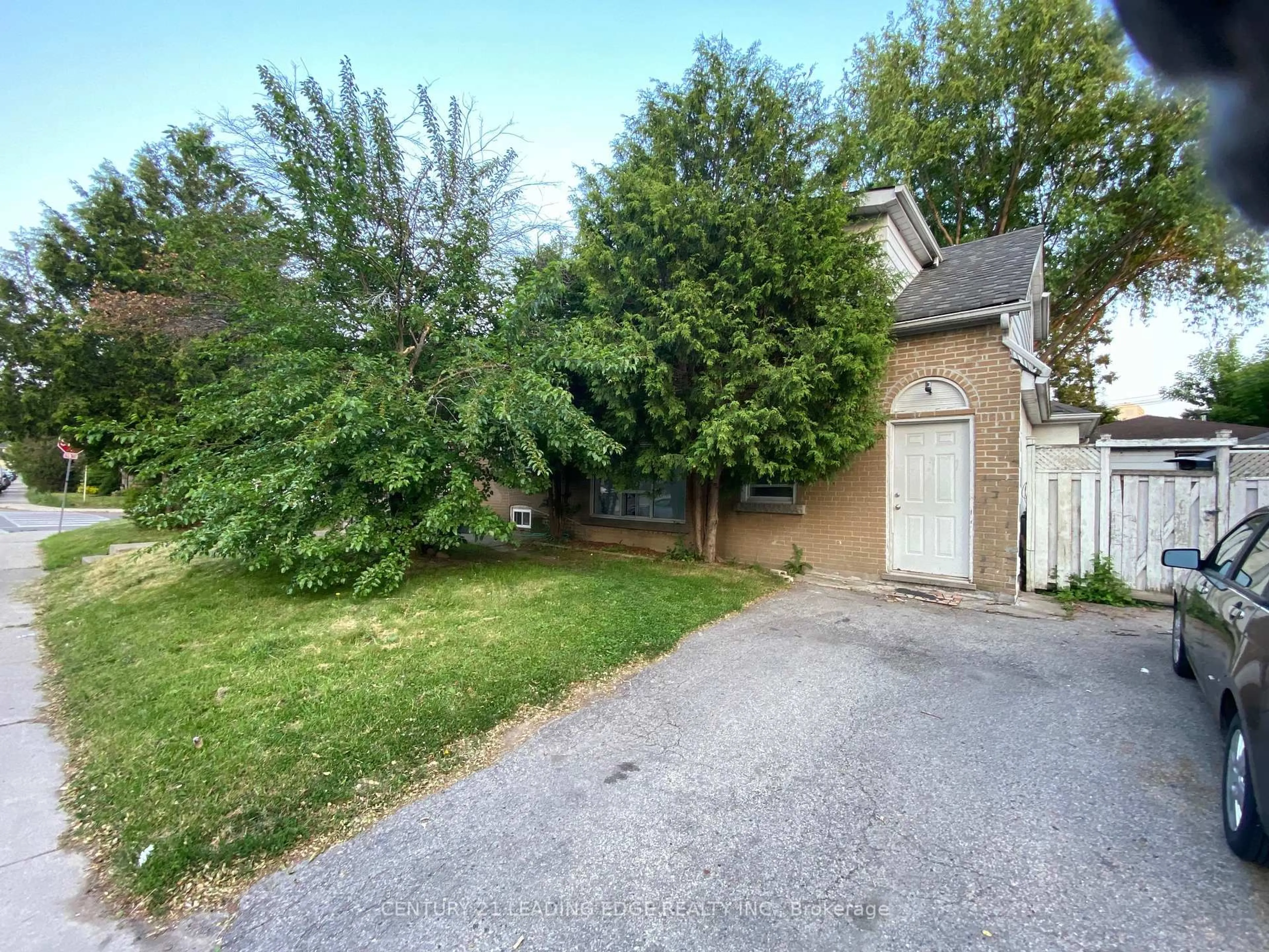 A pic from outside/outdoor area/front of a property/back of a property/a pic from drone, street for 82 Meighen Ave, Toronto Ontario M4B 2H5
